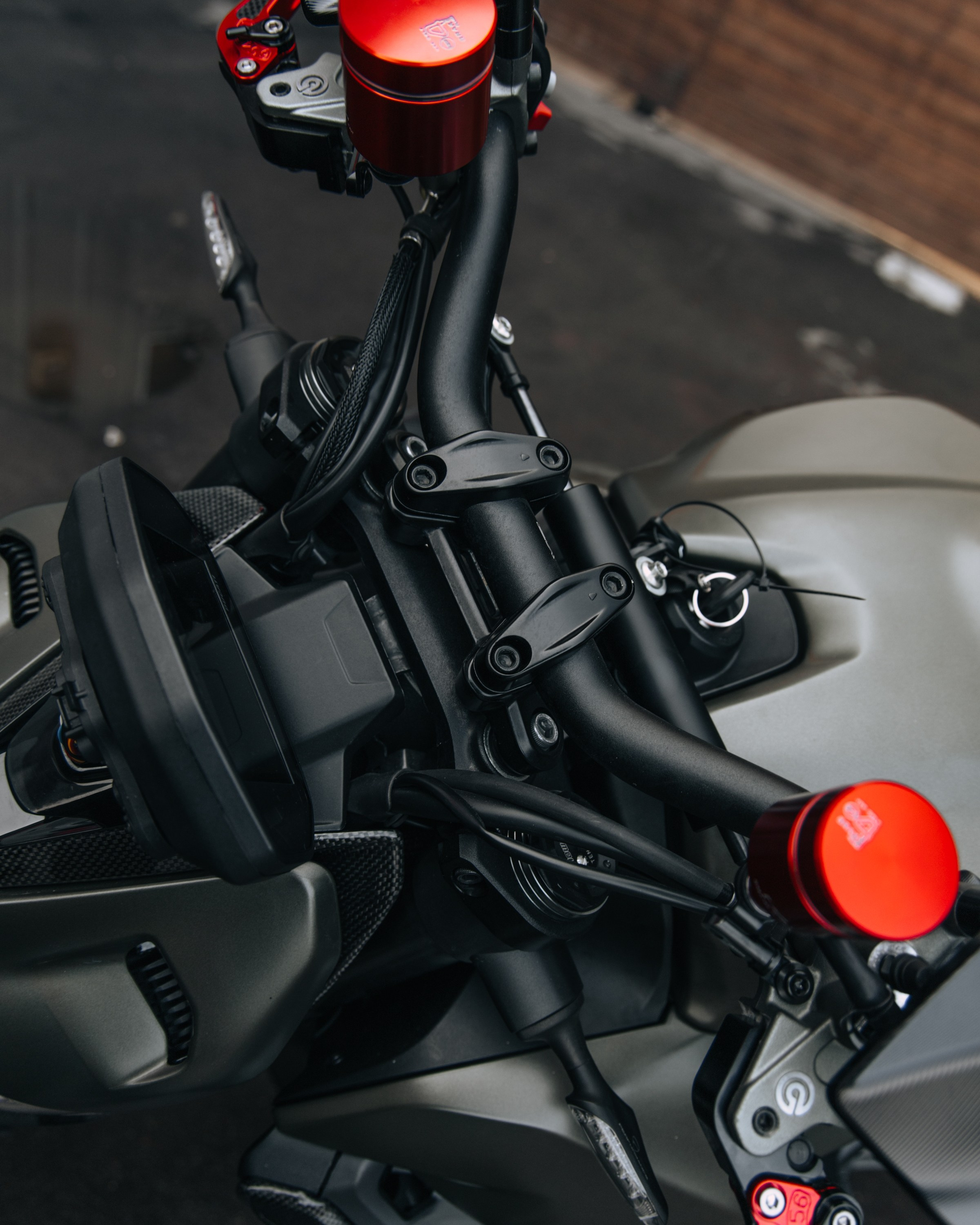 Ducati Streetfighter V2 окрас деталей в красный кэнди и черный мат. DeLorein