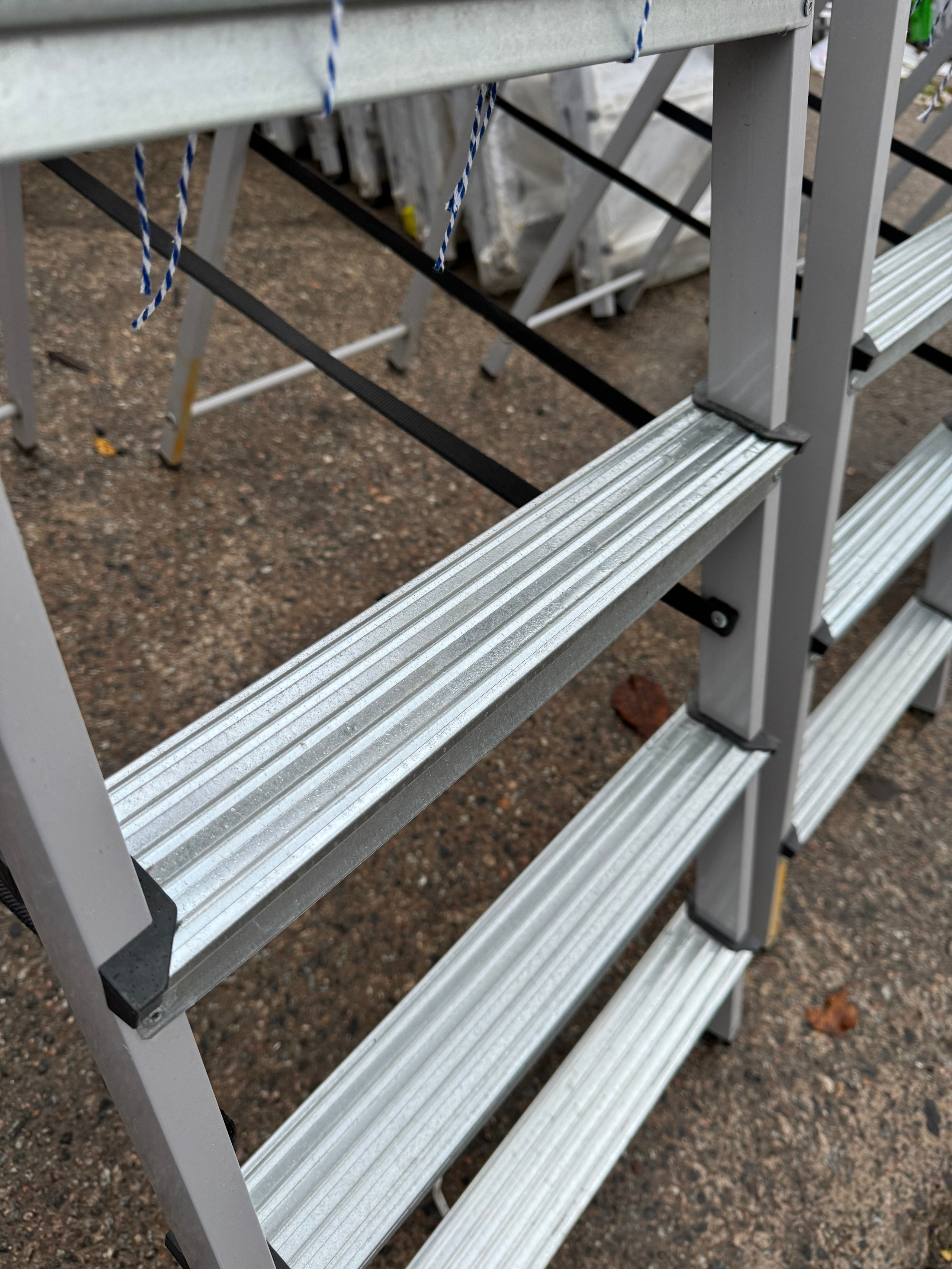 Лестницы и стремянки. Строительный магазин низких цен Экономкин