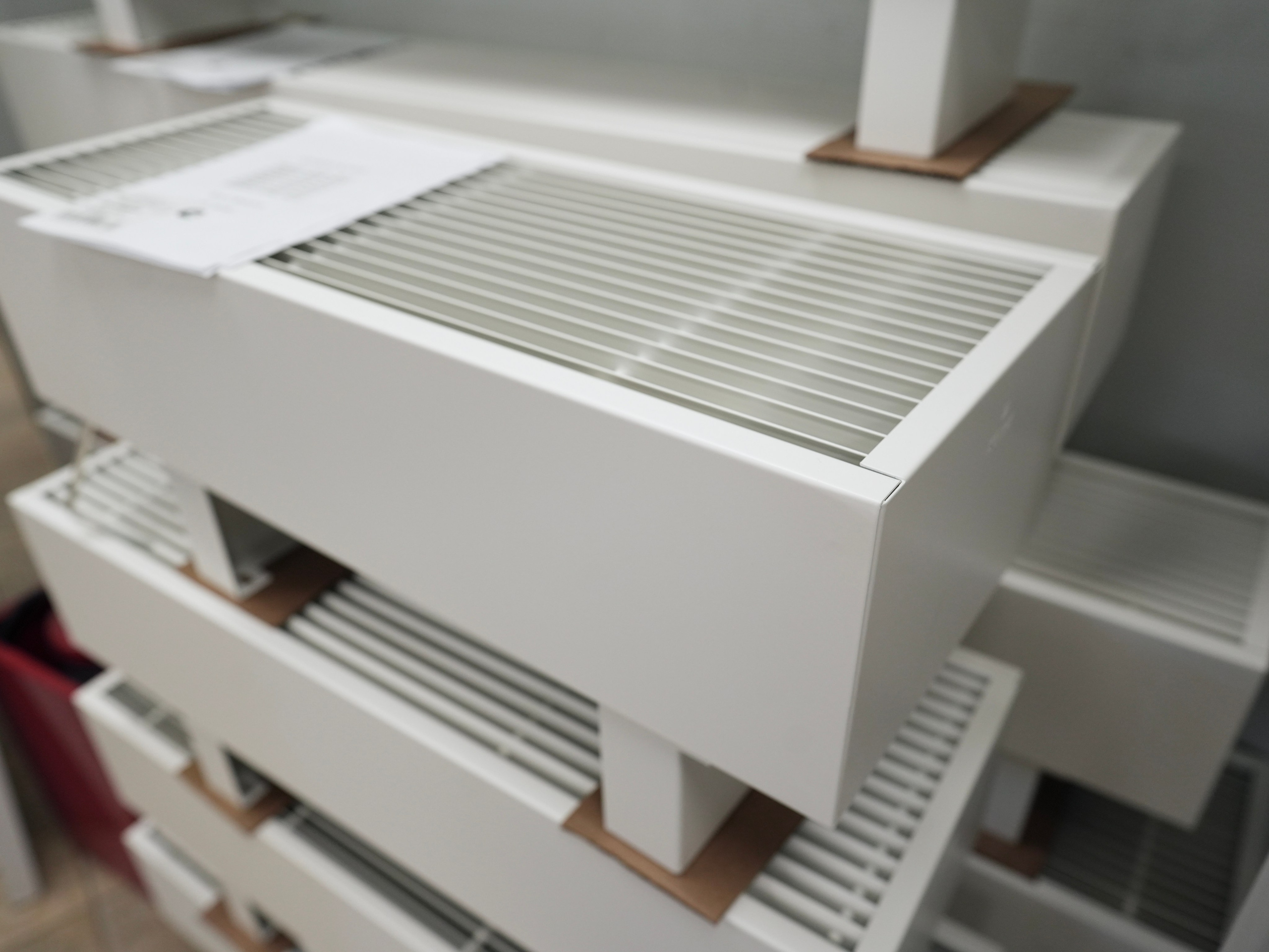 Напольные радиаторы водяные Isoderm Коралл. Строительный магазин низких цен Экономкин