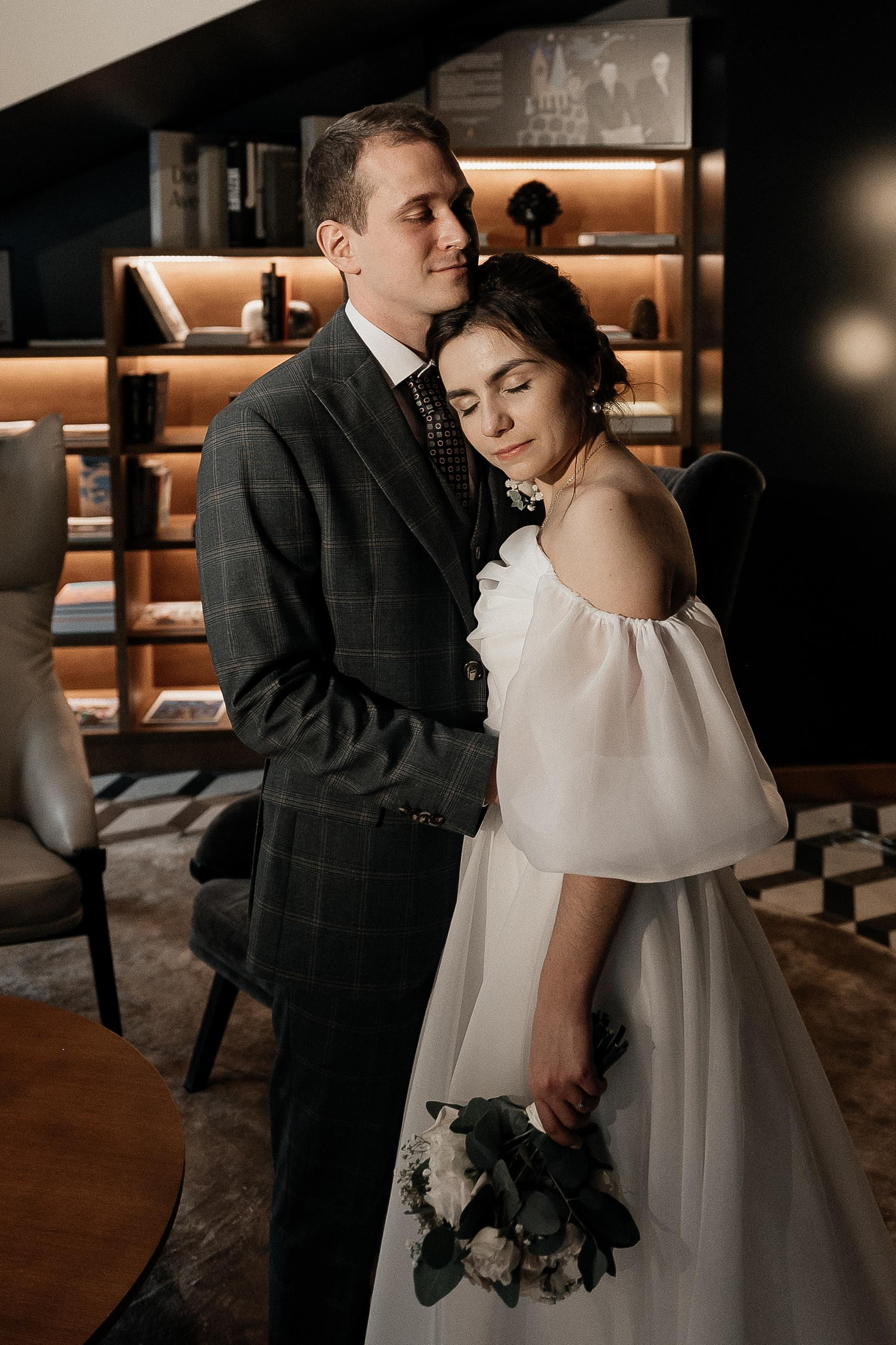 Осенняя свадьба Светы и Миши, со сбора в отеле Movenpic. Свадебный фотограф Москва — Сергей и Татьяна