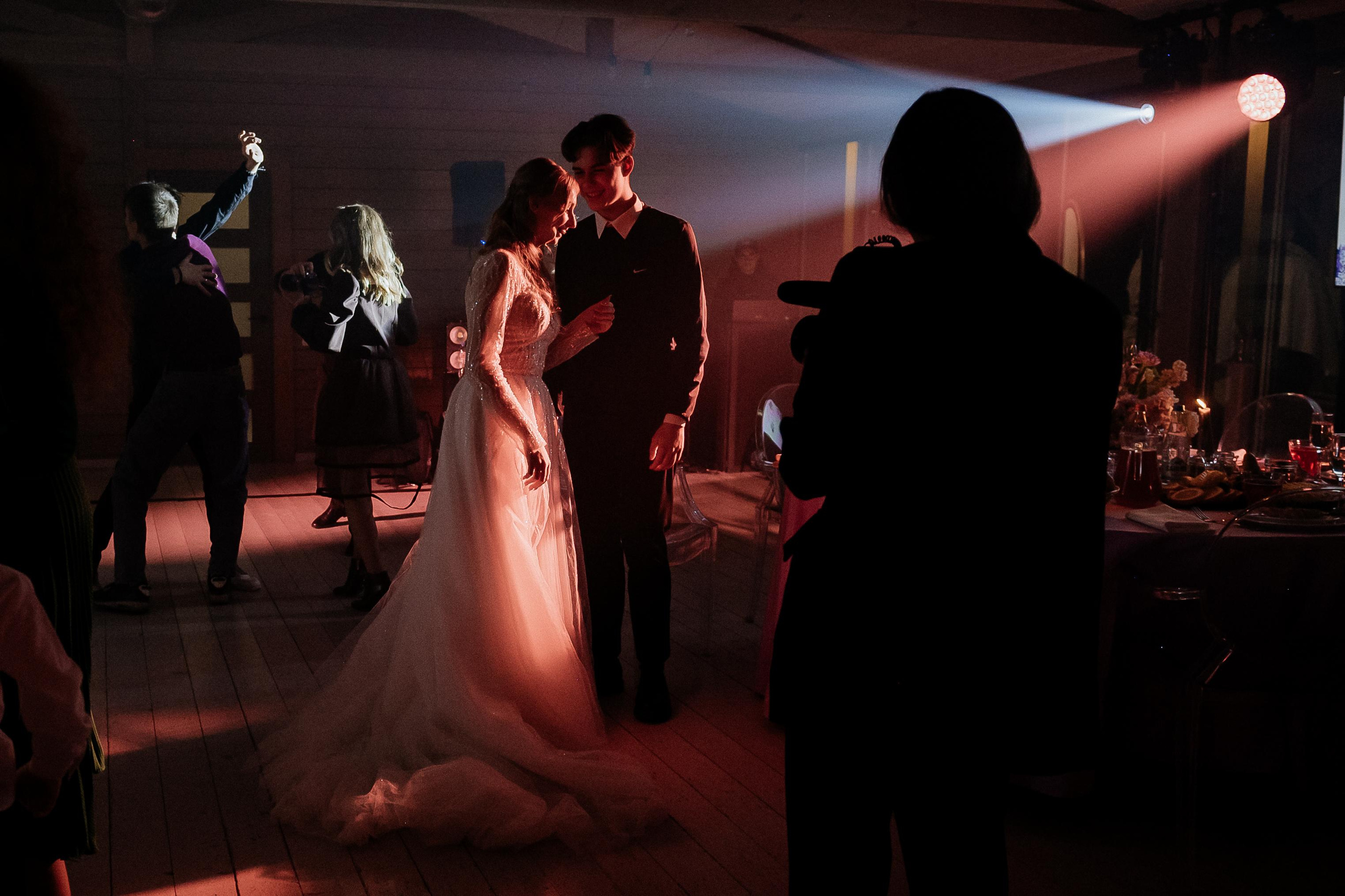 Свадебные сборы Кати и Степана в отеле Radisson Blu Olimpiyskiy. Свадебный фотограф Москва — Сергей и Татьяна