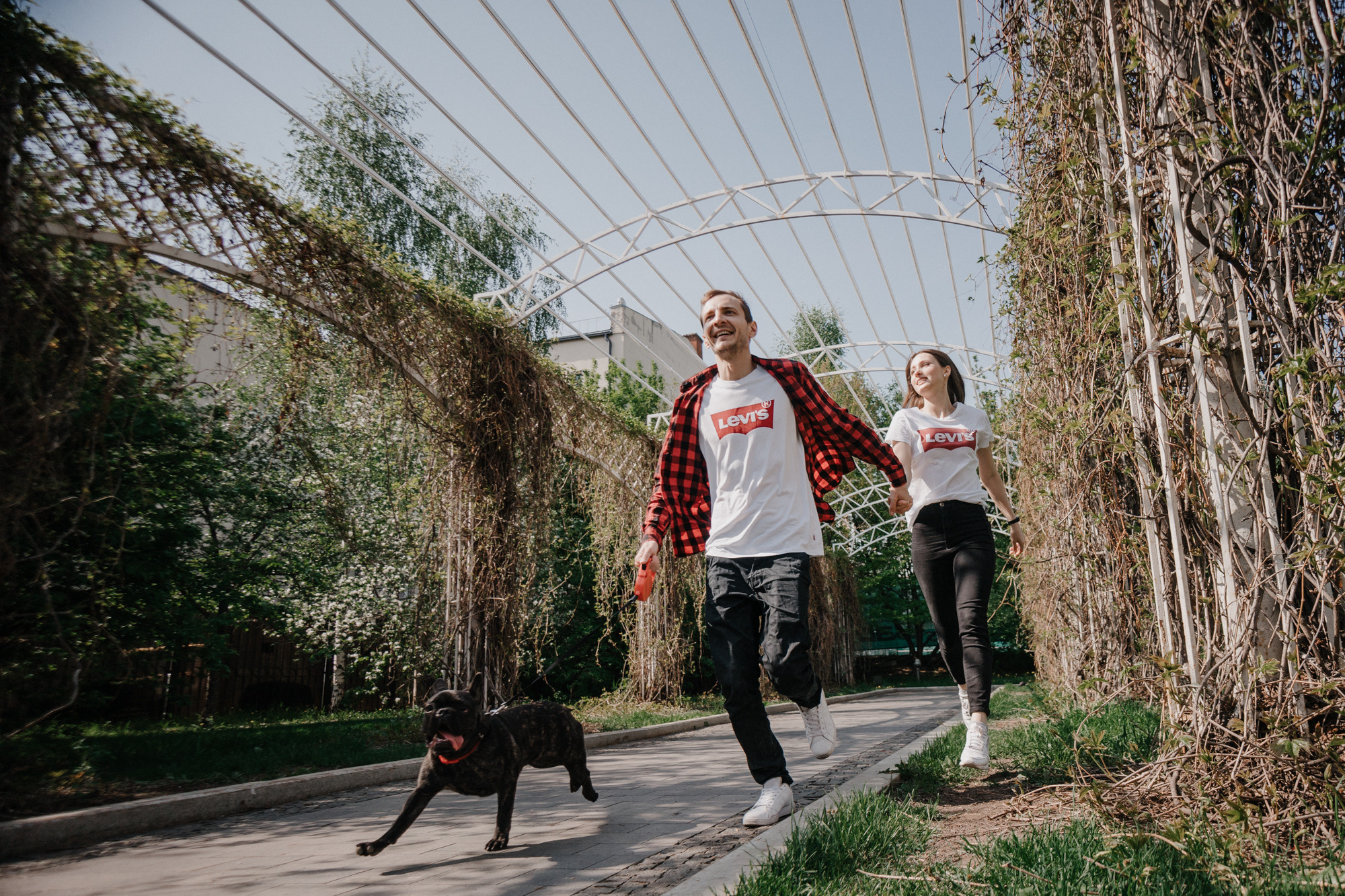 Лав стори Маши и Артема в парке им. Баумана в городе Москва. Свадебный фотограф Москва — Сергей и Татьяна