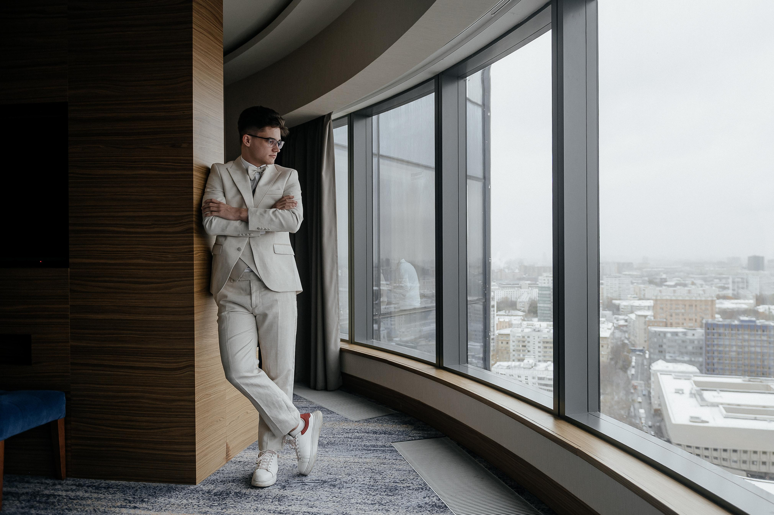 Свадебные сборы Кати и Степана в отеле Radisson Blu Olimpiyskiy. Свадебный фотограф Москва — Сергей и Татьяна