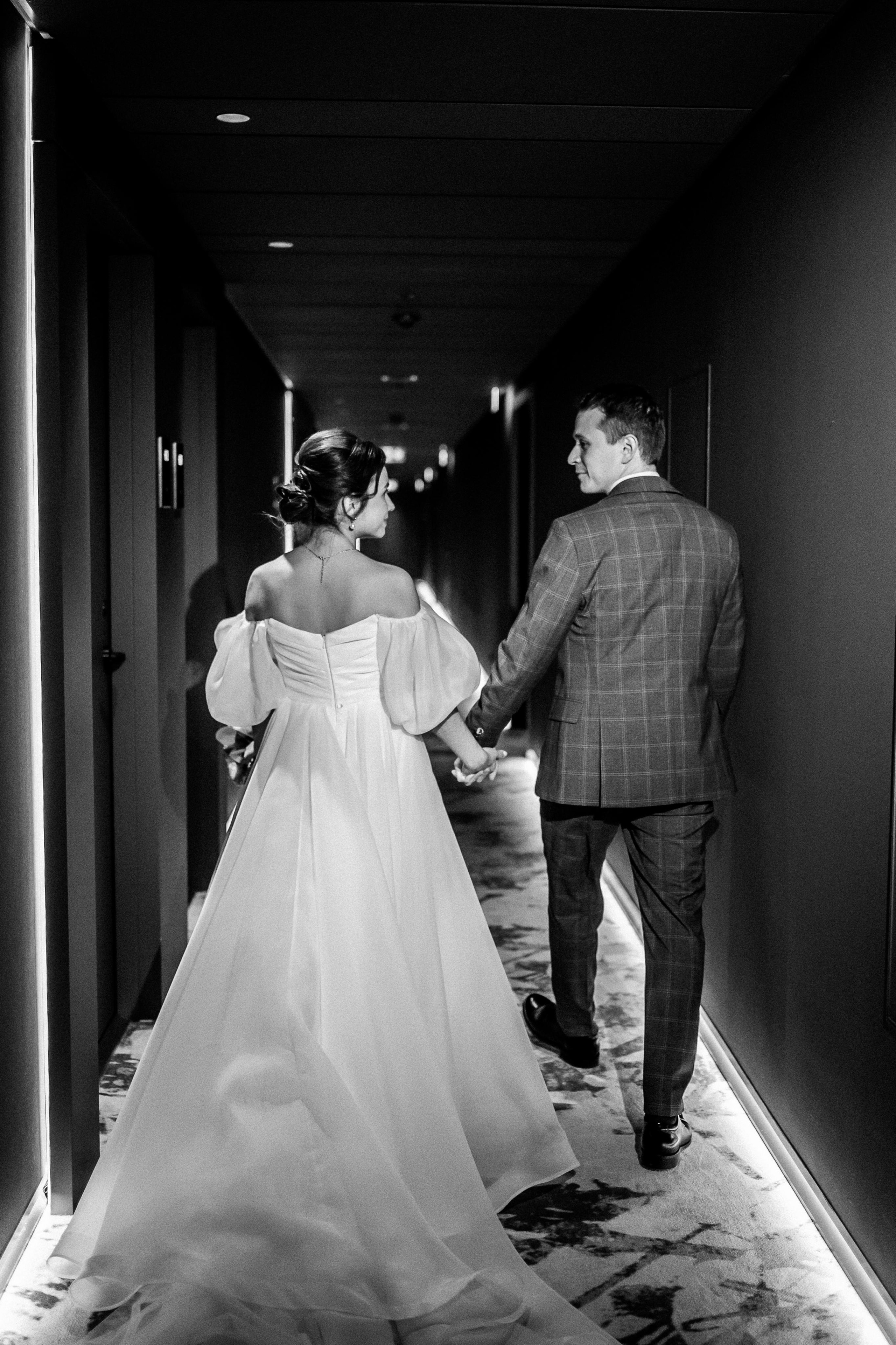 Осенняя свадьба Светы и Миши, со сбора в отеле Movenpic. Свадебный фотограф Москва — Сергей и Татьяна