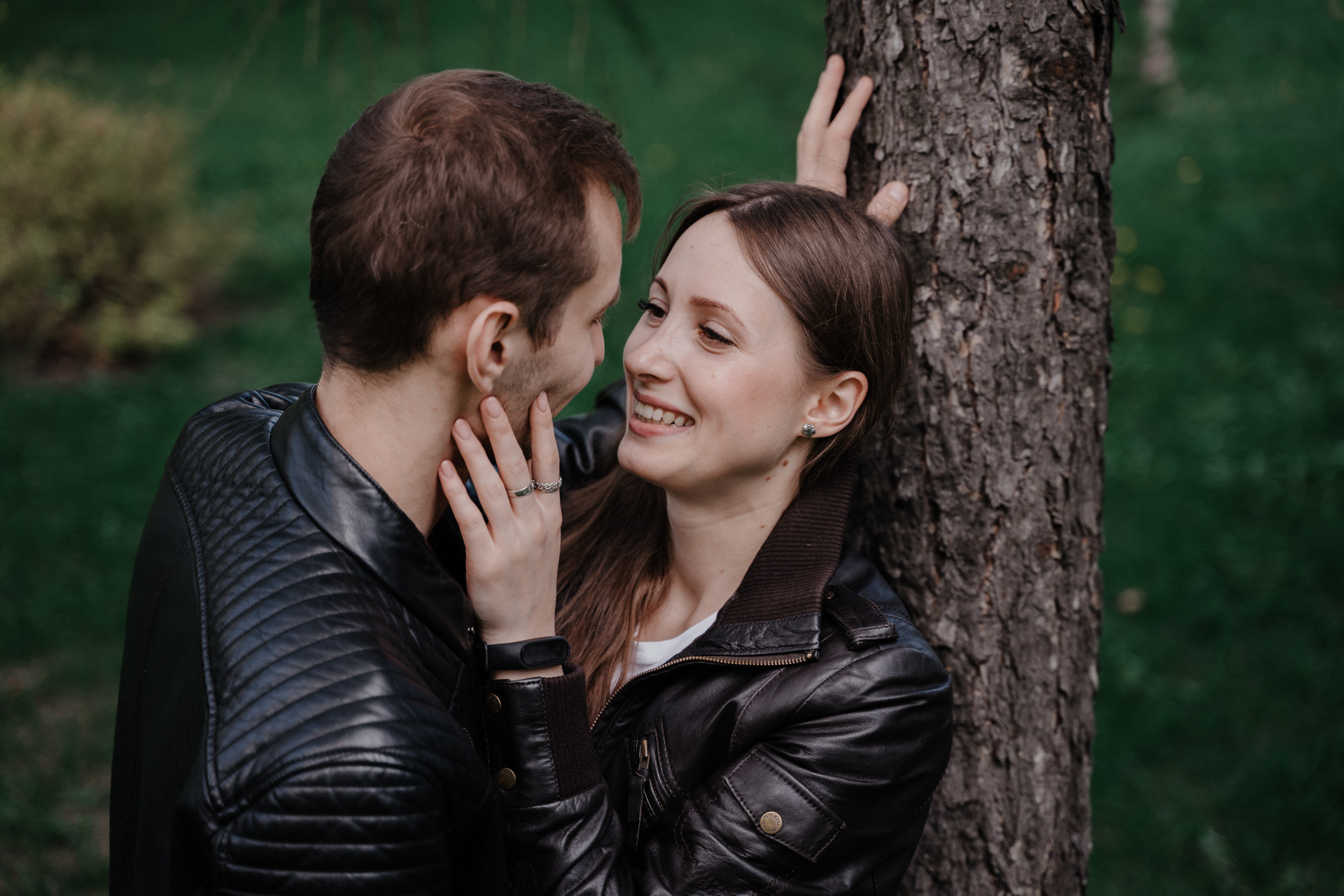 Лав стори Маши и Артема в парке им. Баумана в городе Москва. Свадебный фотограф Москва — Сергей и Татьяна