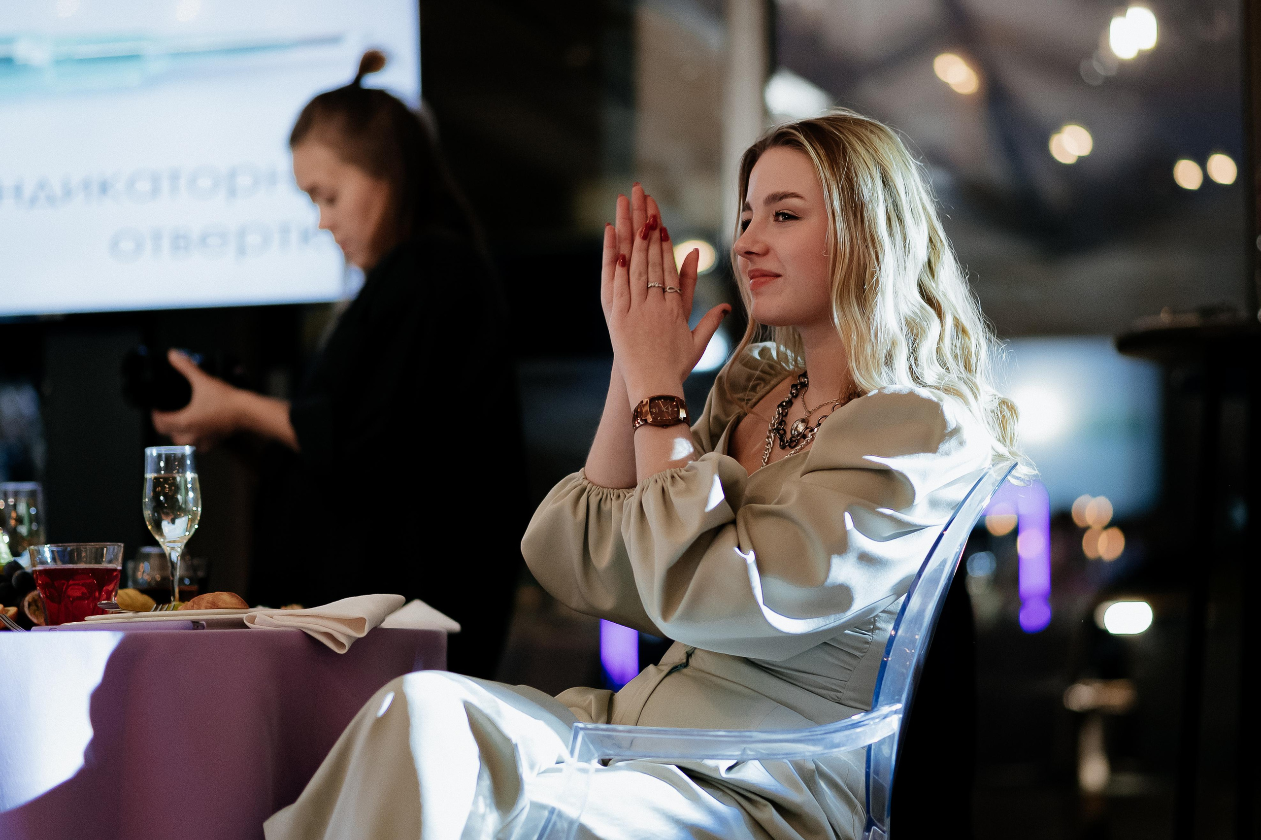 Свадебные сборы Кати и Степана в отеле Radisson Blu Olimpiyskiy. Свадебный фотограф Москва — Сергей и Татьяна