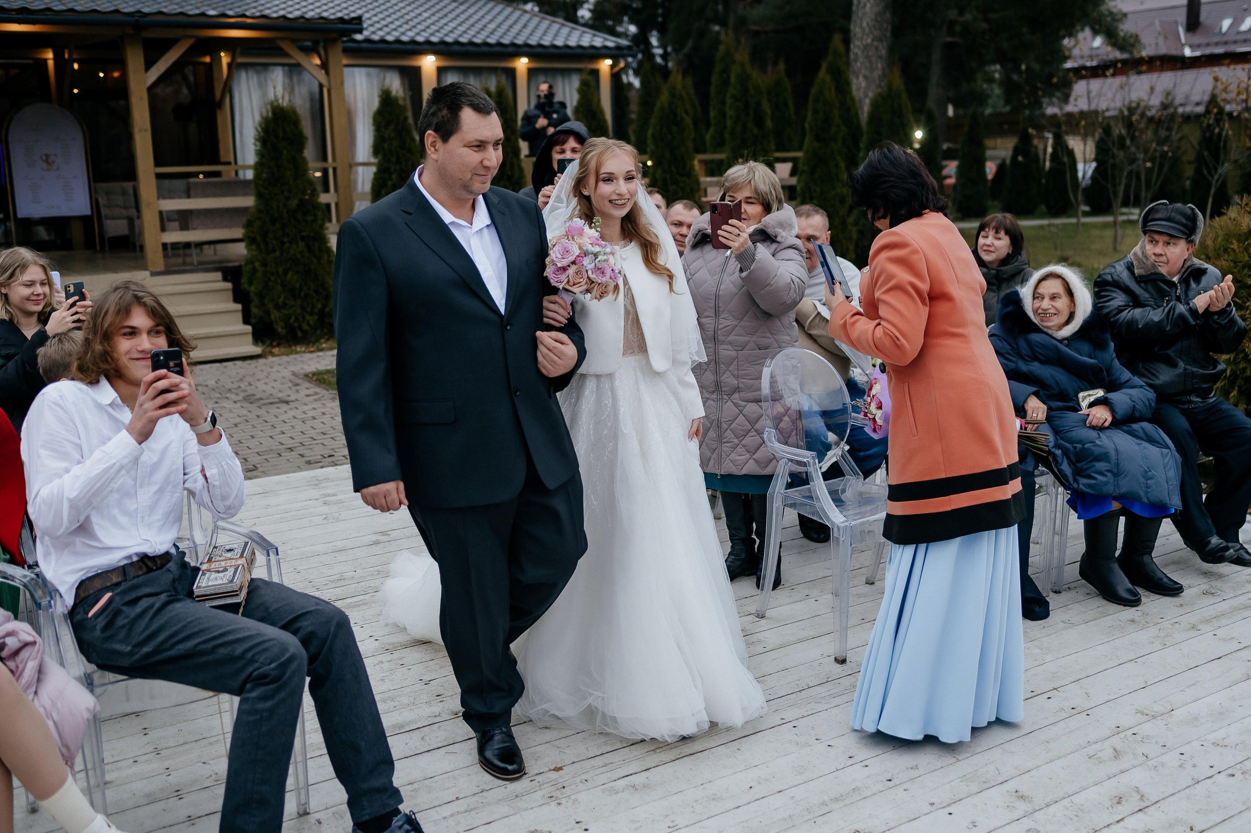 Свадебные сборы Кати и Степана в отеле Radisson Blu Olimpiyskiy. Свадебный фотограф Москва — Сергей и Татьяна