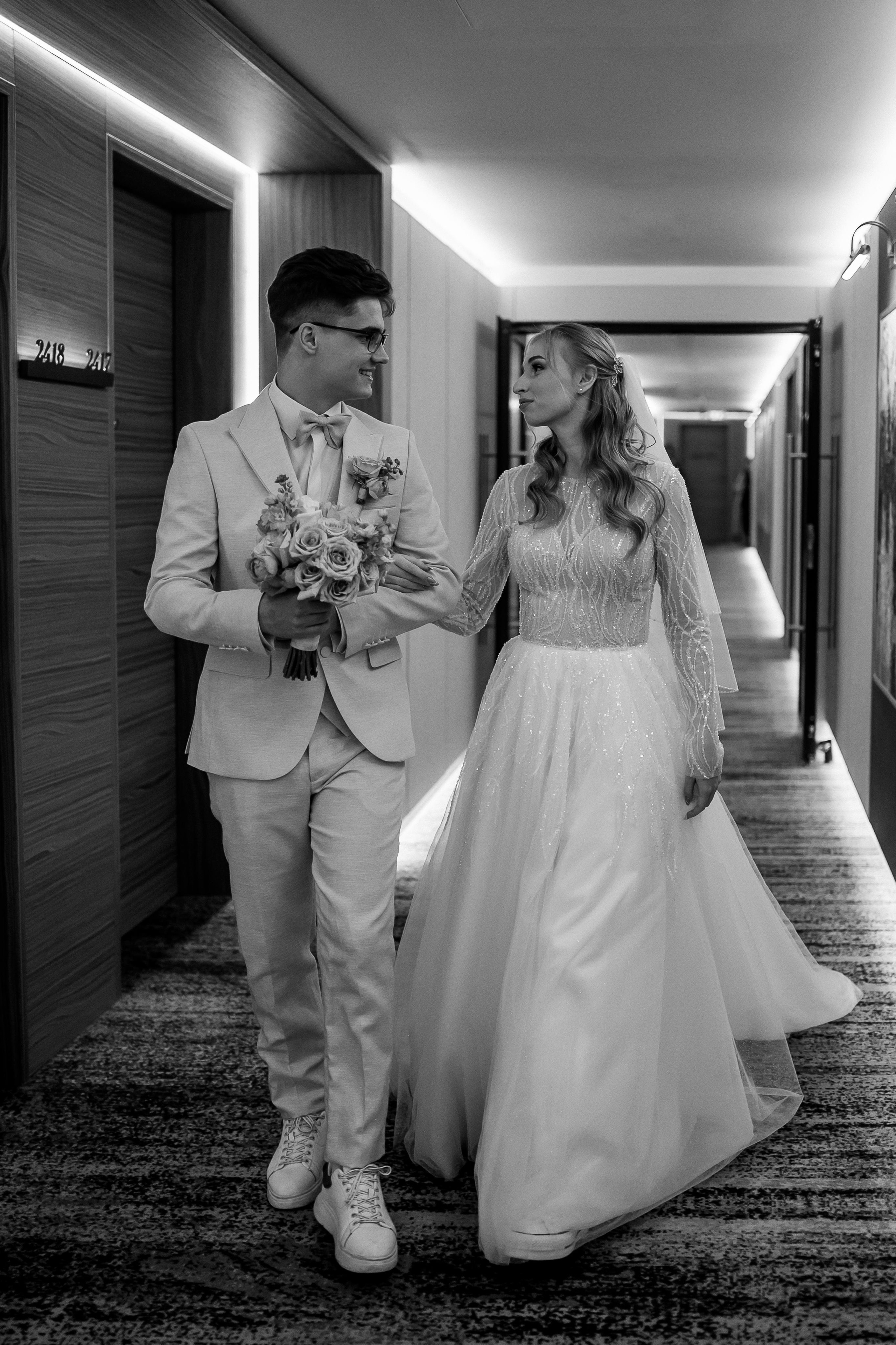 Свадебные сборы Кати и Степана в отеле Radisson Blu Olimpiyskiy. Свадебный фотограф Москва — Сергей и Татьяна