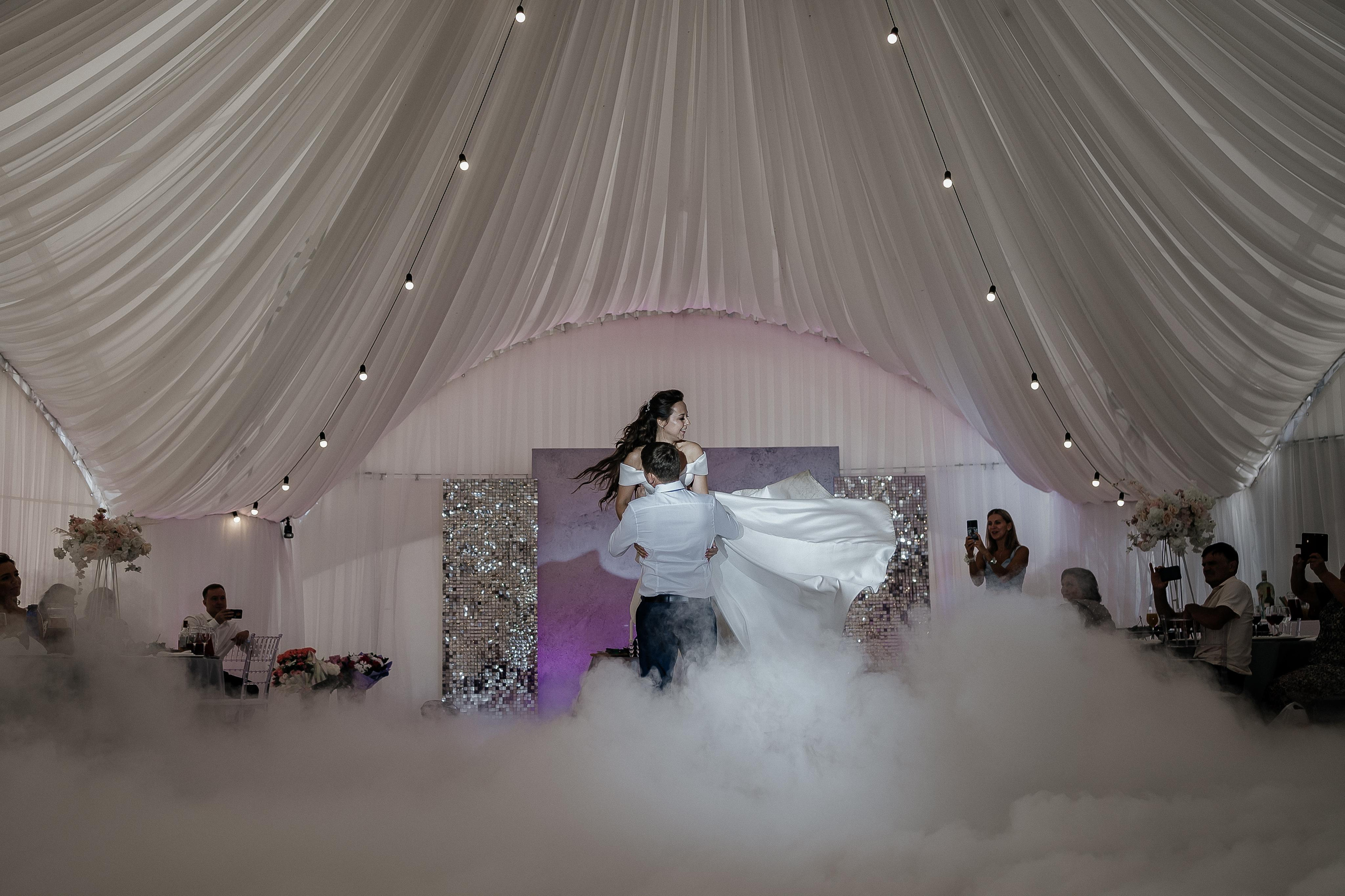 Свадебный танец в национальном конном парке Русь