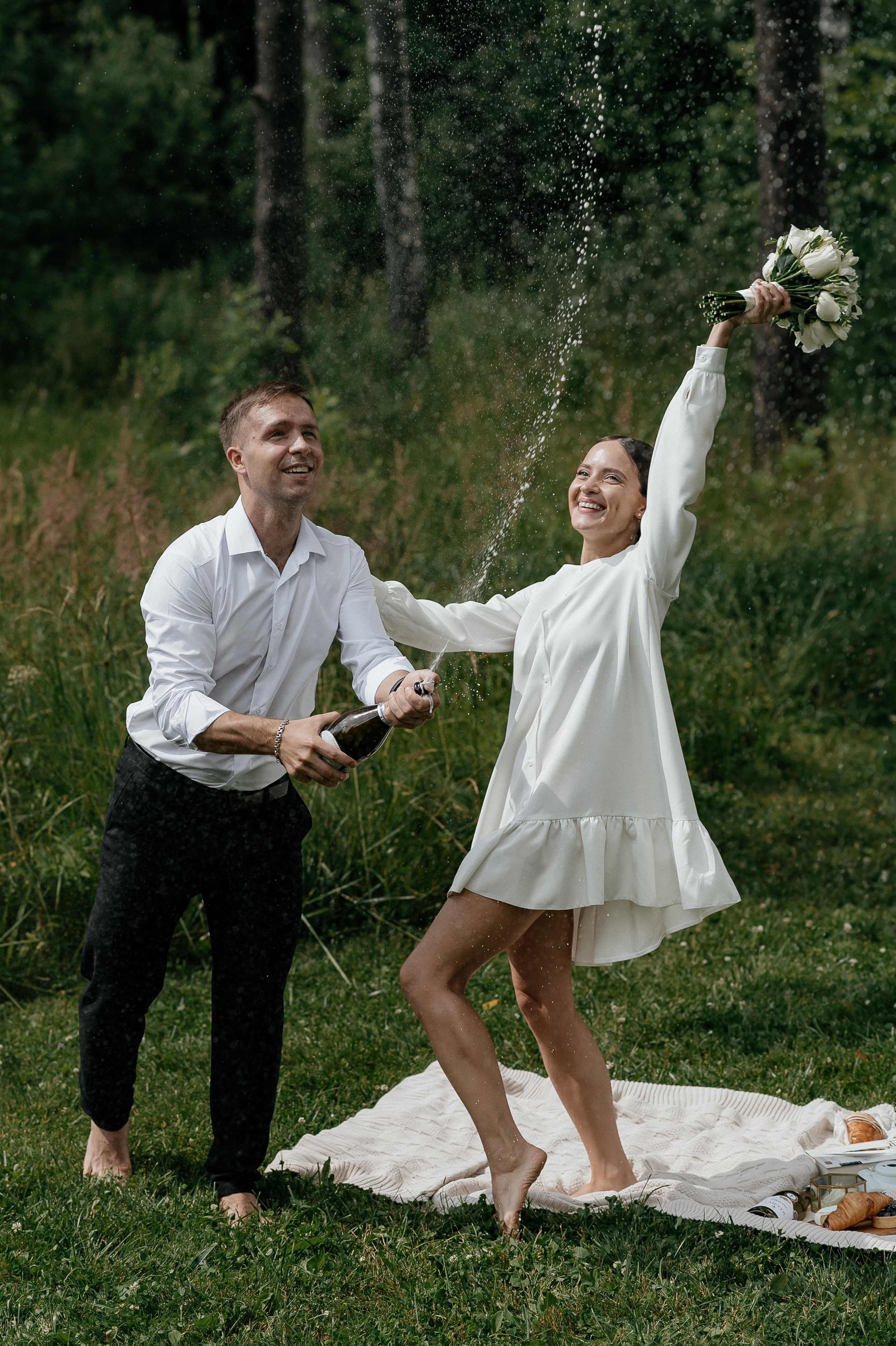 Жених и невеста на свадебной площадке Дом у озера