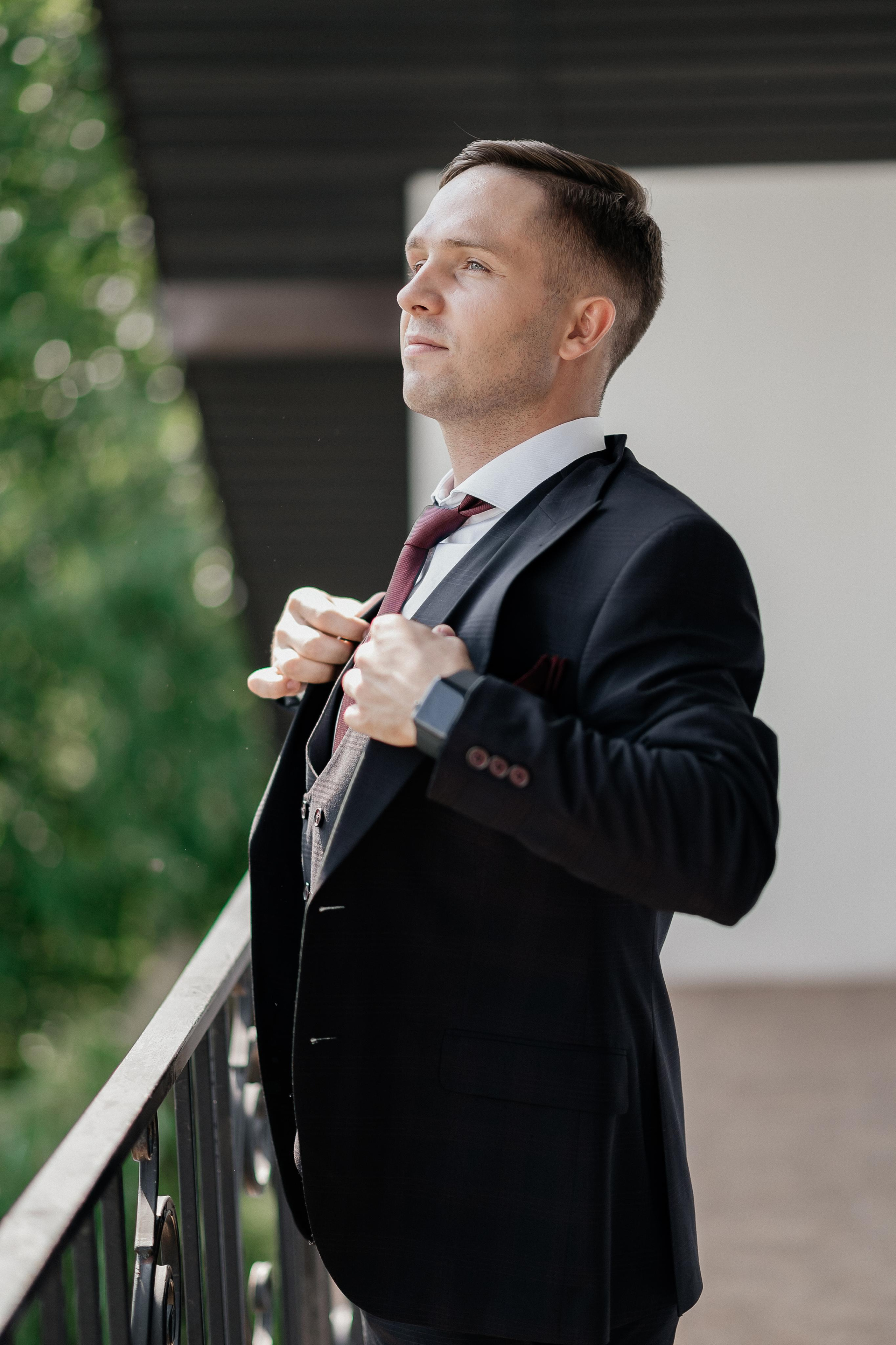 Портрет жениха на свадебной площадке дом у озера