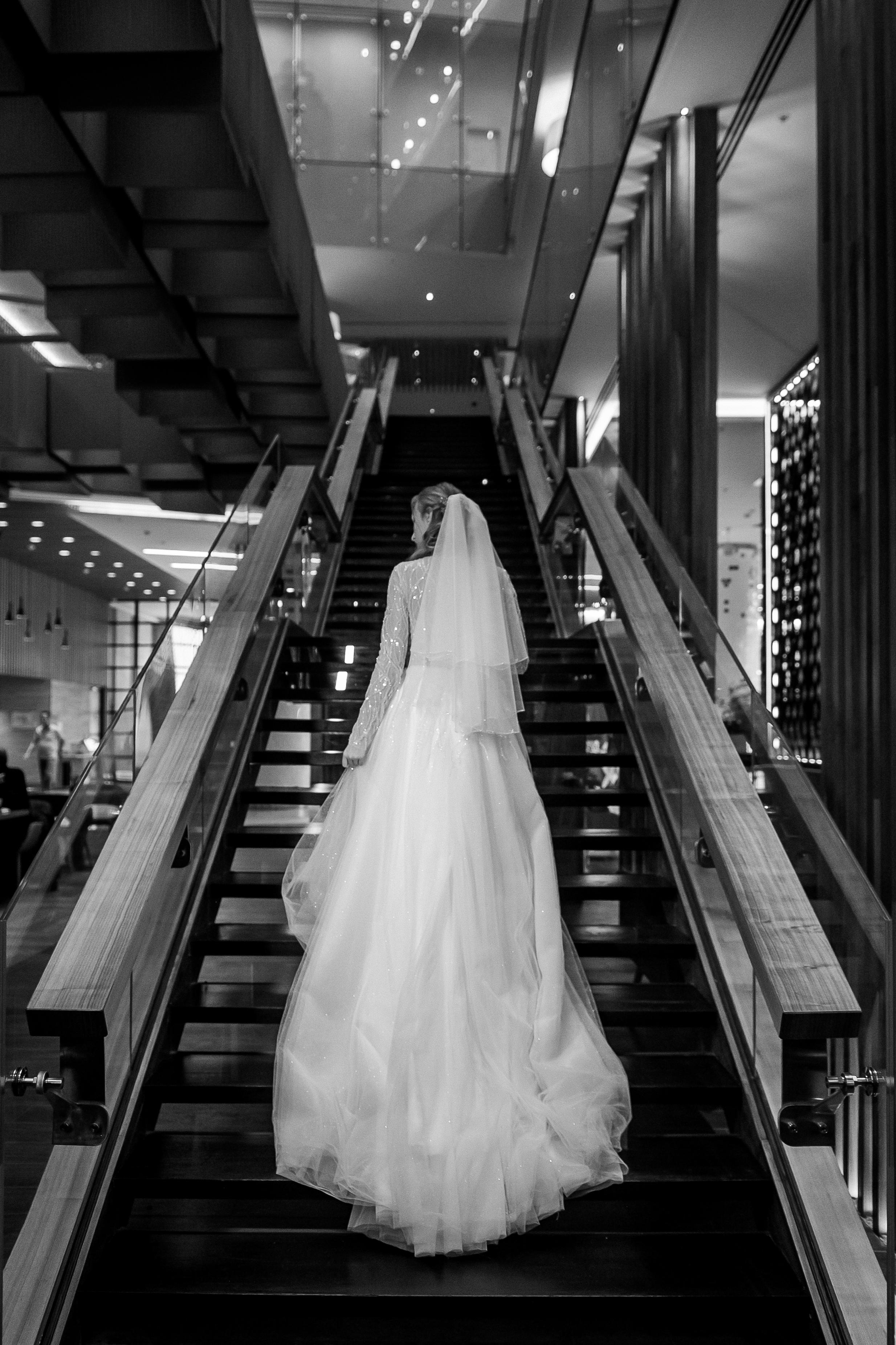 Свадебные сборы Кати и Степана в отеле Radisson Blu Olimpiyskiy. Свадебный фотограф Москва — Сергей и Татьяна