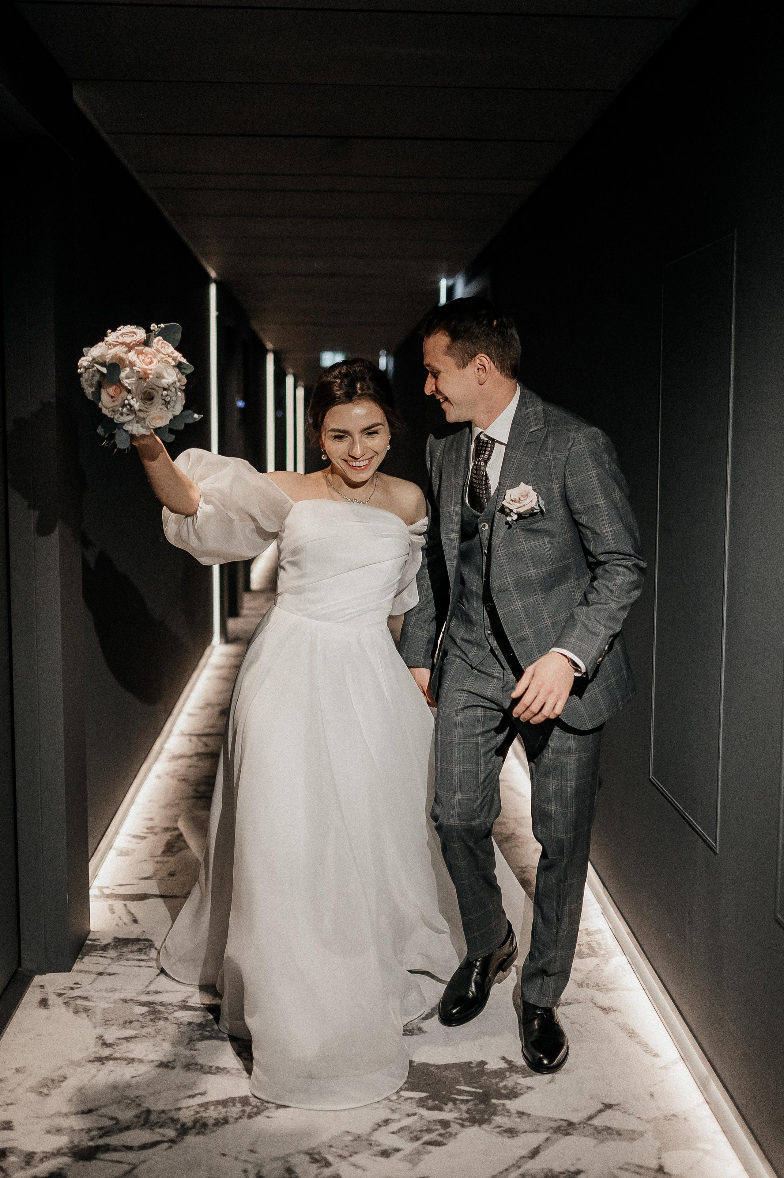 Осенняя свадьба Светы и Миши, со сбора в отеле Movenpic. Свадебный фотограф Москва — Сергей и Татьяна