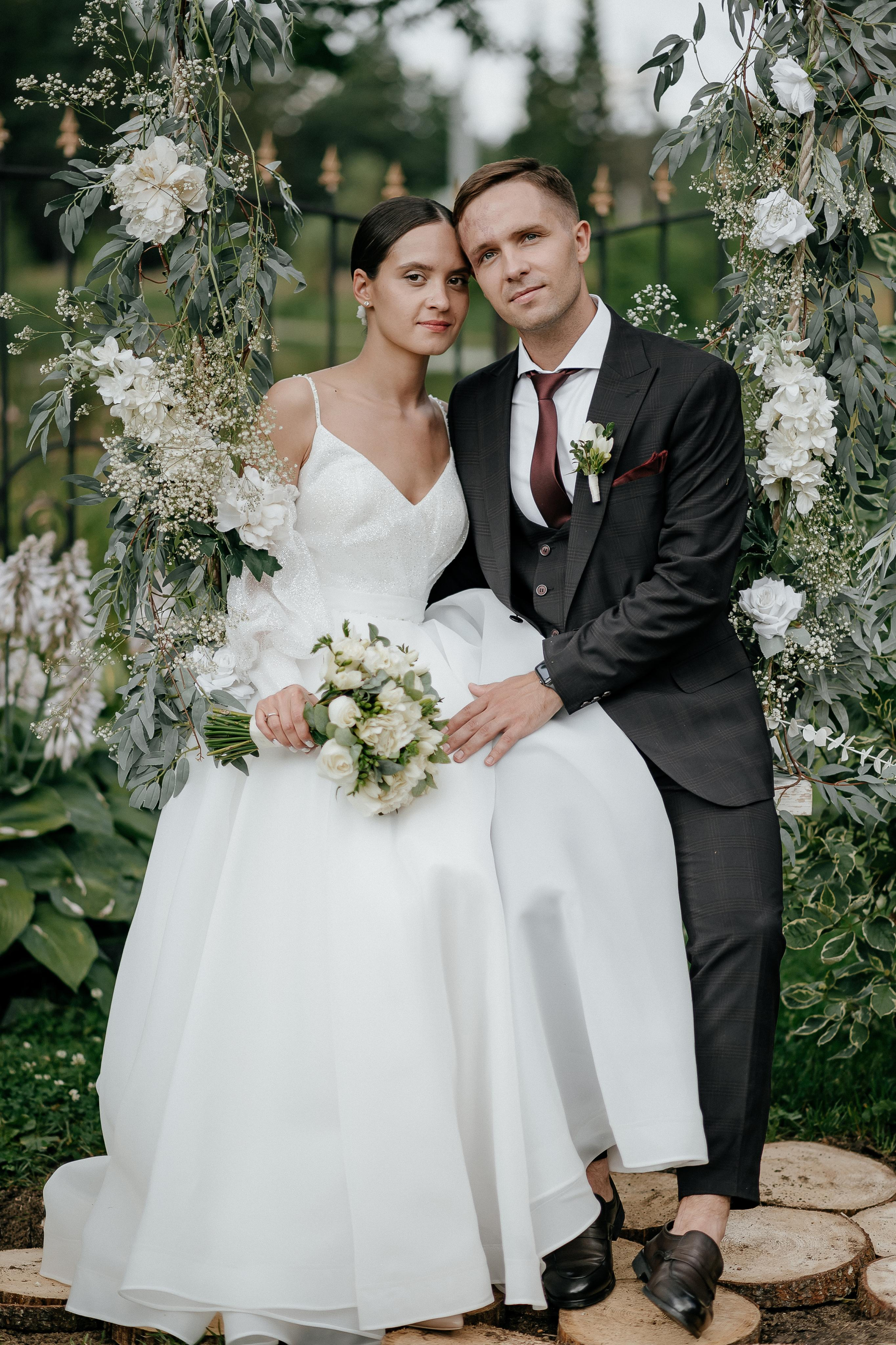 Свадебный портрет на площадке дом у озера