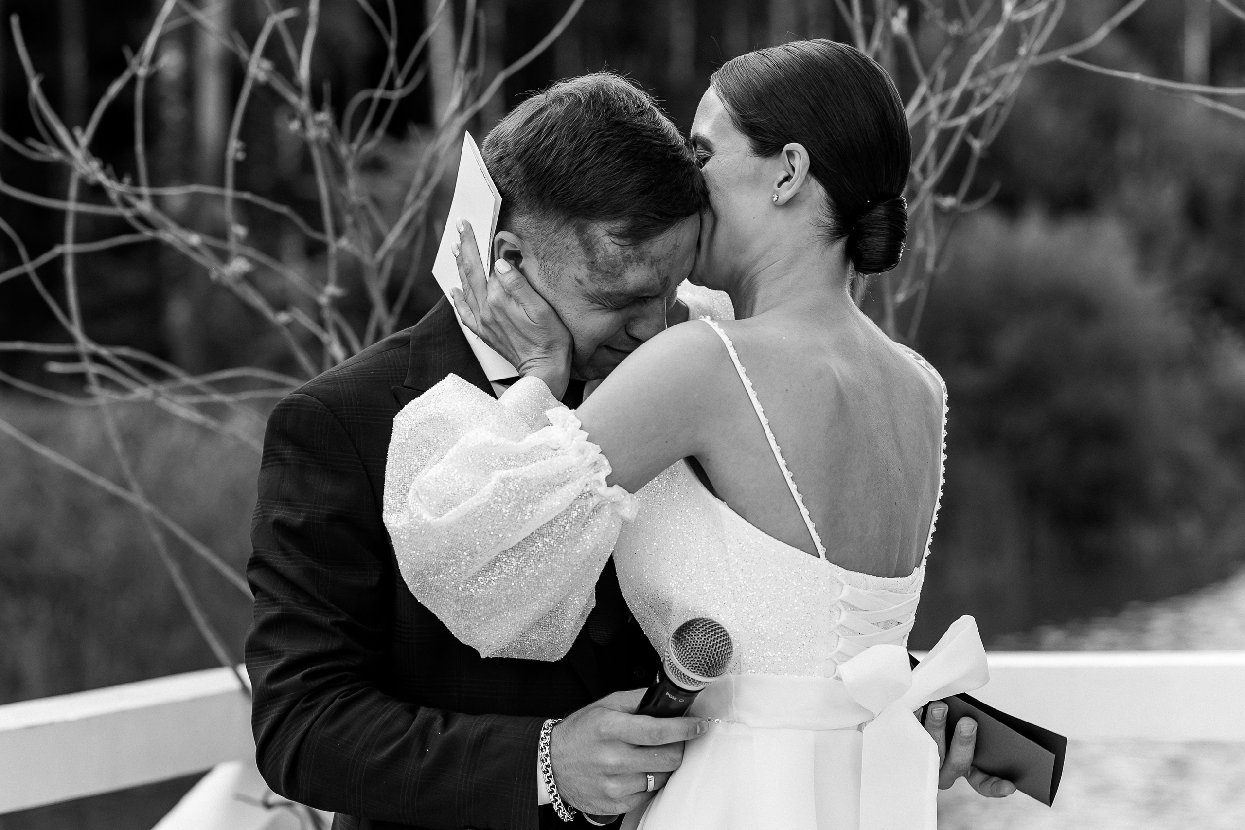 Жених плачет на свадьбе