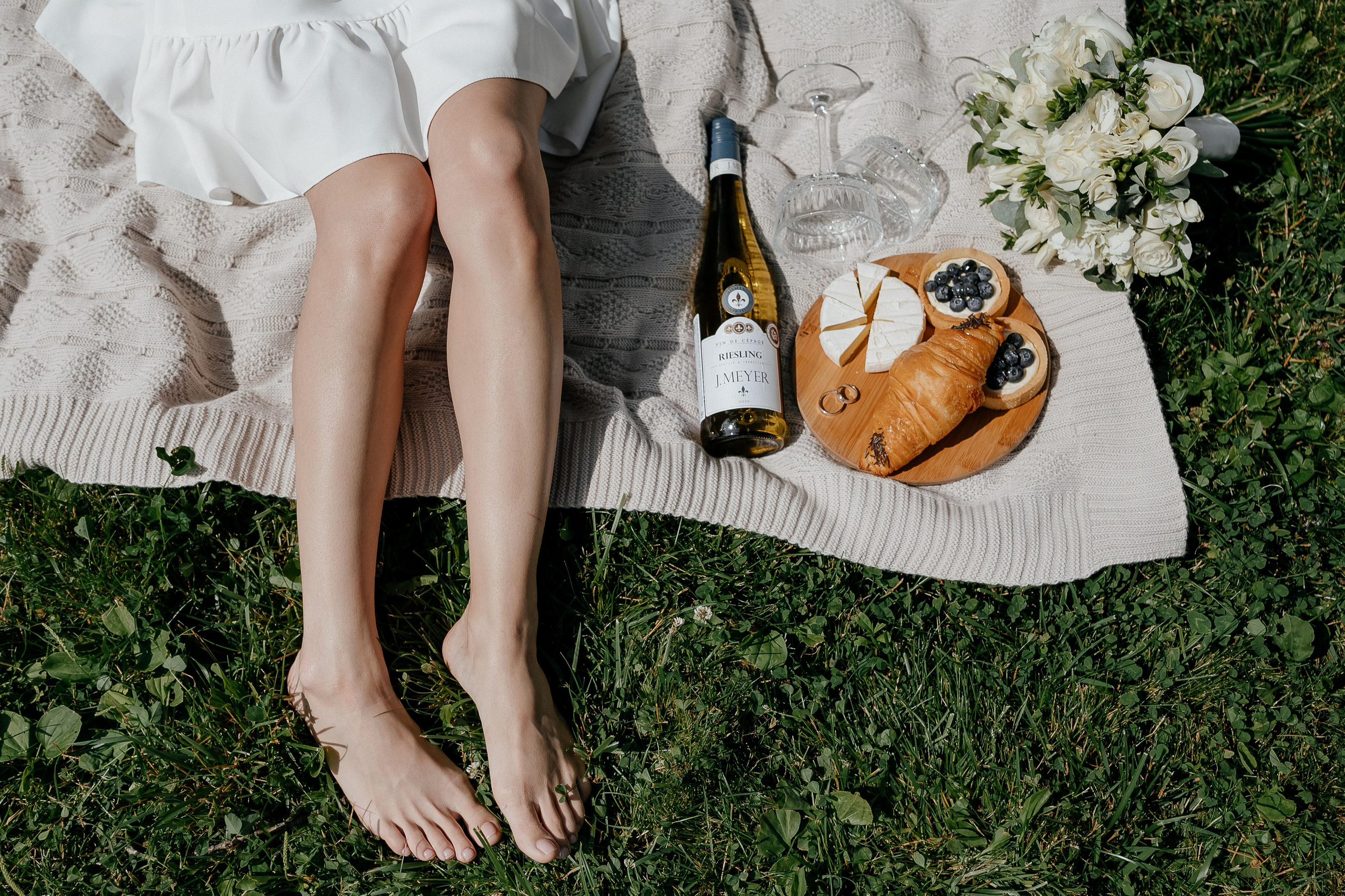 Свадебные детали на площадке дом у озера