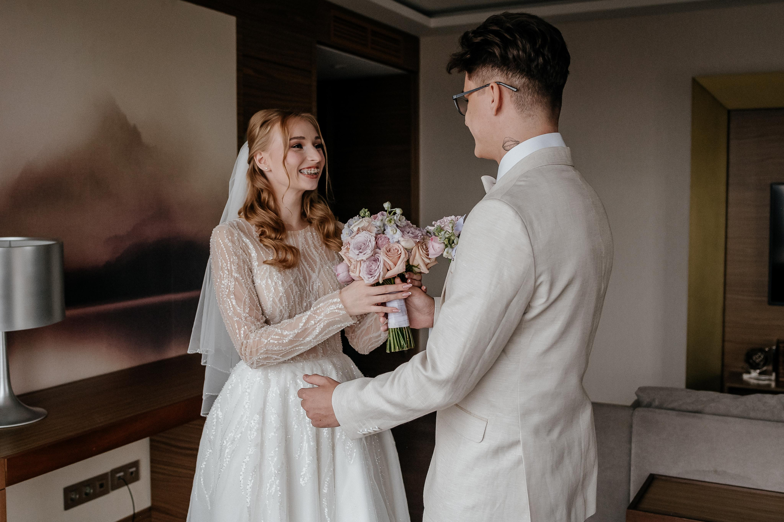 Свадебные сборы Кати и Степана в отеле Radisson Blu Olimpiyskiy. Свадебный фотограф Москва — Сергей и Татьяна