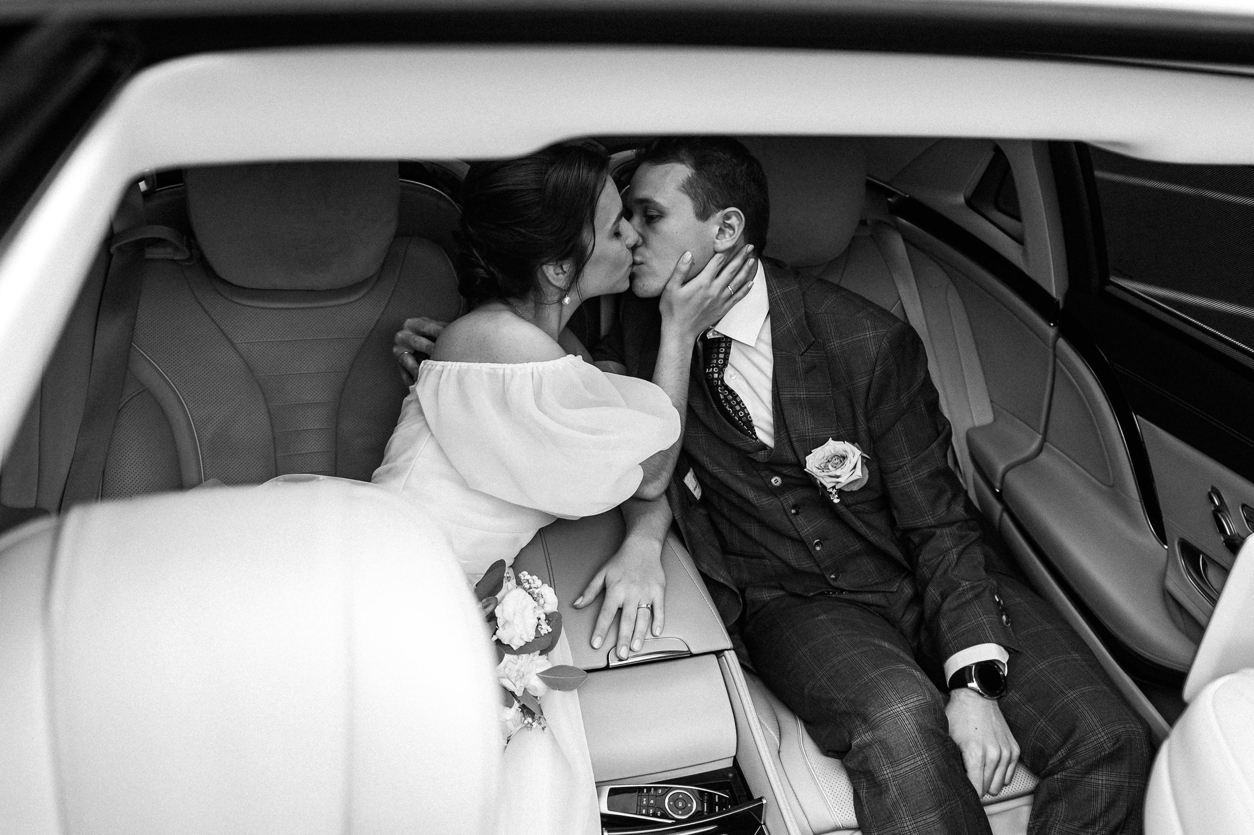 Свадебная фотосессия в машине