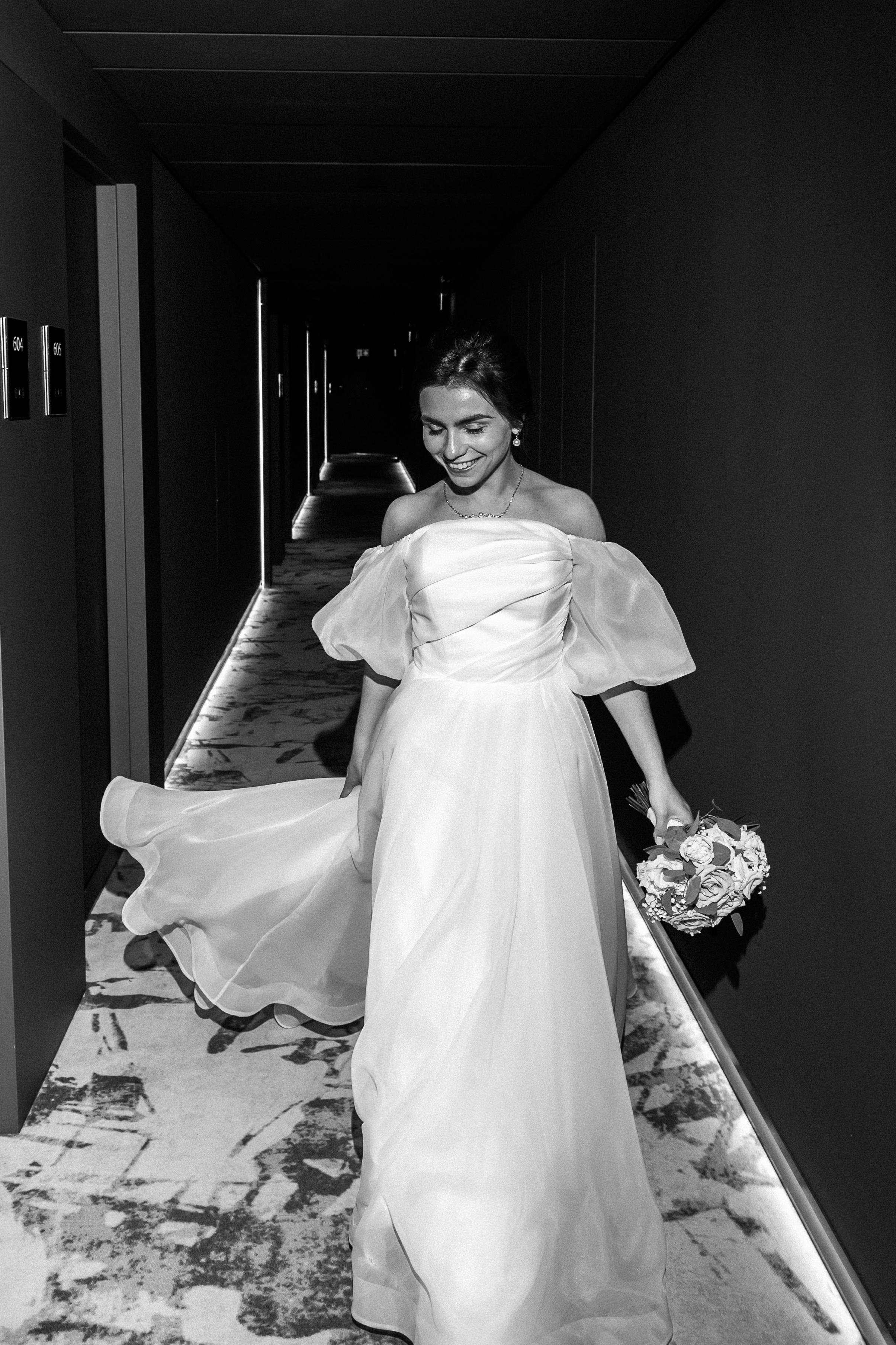 Осенняя свадьба Светы и Миши, со сбора в отеле Movenpic. Свадебный фотограф Москва — Сергей и Татьяна