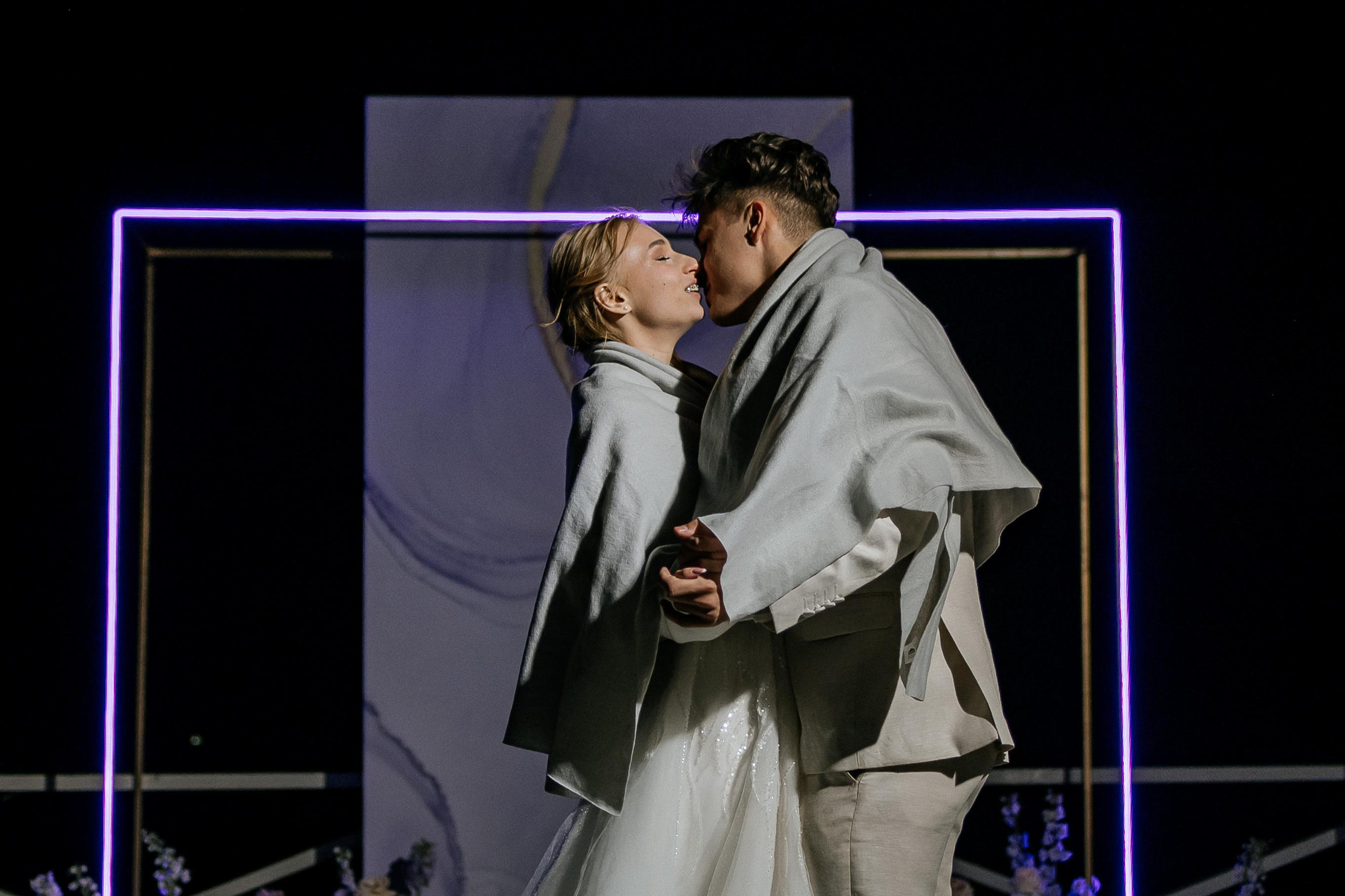 Свадебные сборы Кати и Степана в отеле Radisson Blu Olimpiyskiy. Свадебный фотограф Москва — Сергей и Татьяна