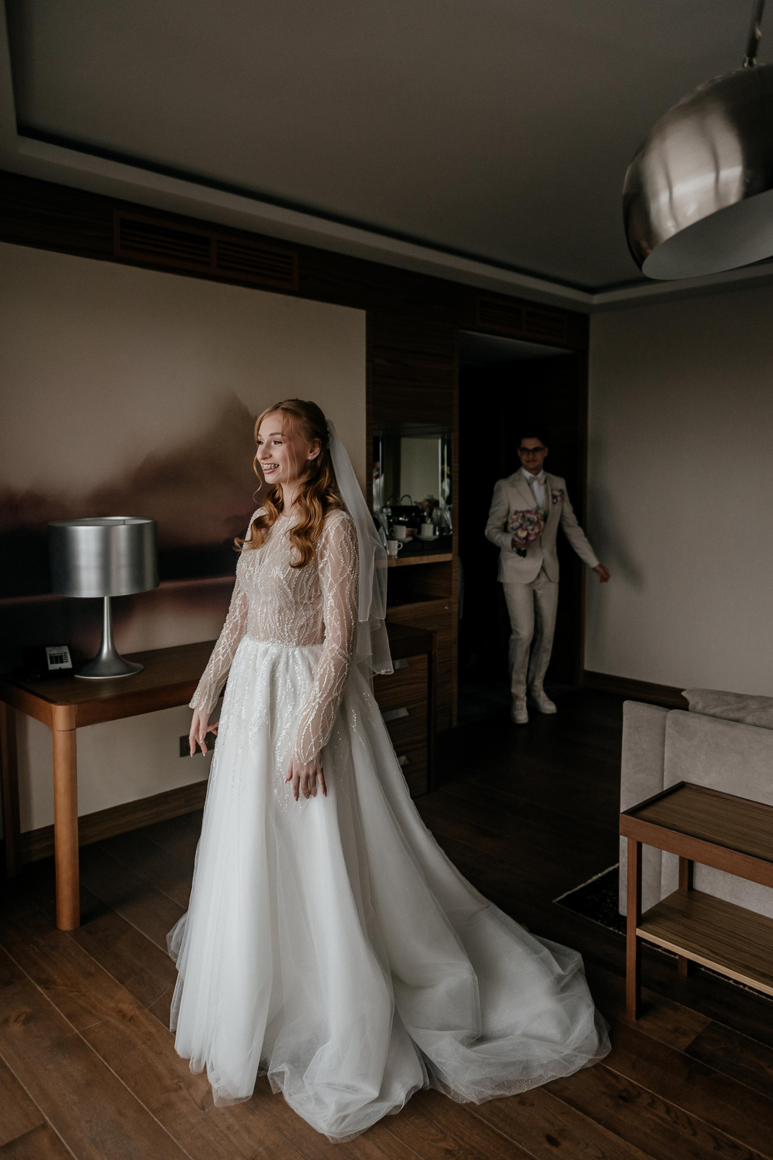 Свадебные сборы Кати и Степана в отеле Radisson Blu Olimpiyskiy. Свадебный фотограф Москва — Сергей и Татьяна