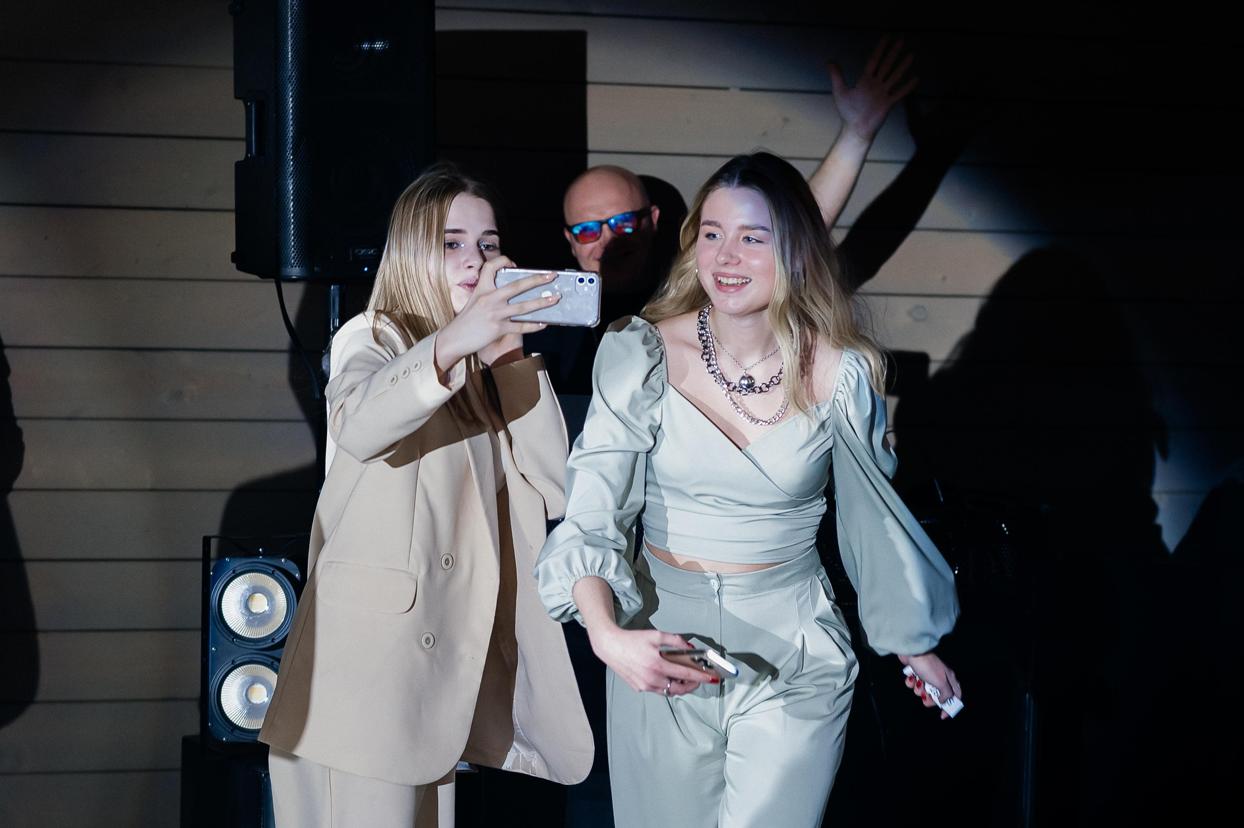 Свадебные сборы Кати и Степана в отеле Radisson Blu Olimpiyskiy. Свадебный фотограф Москва — Сергей и Татьяна