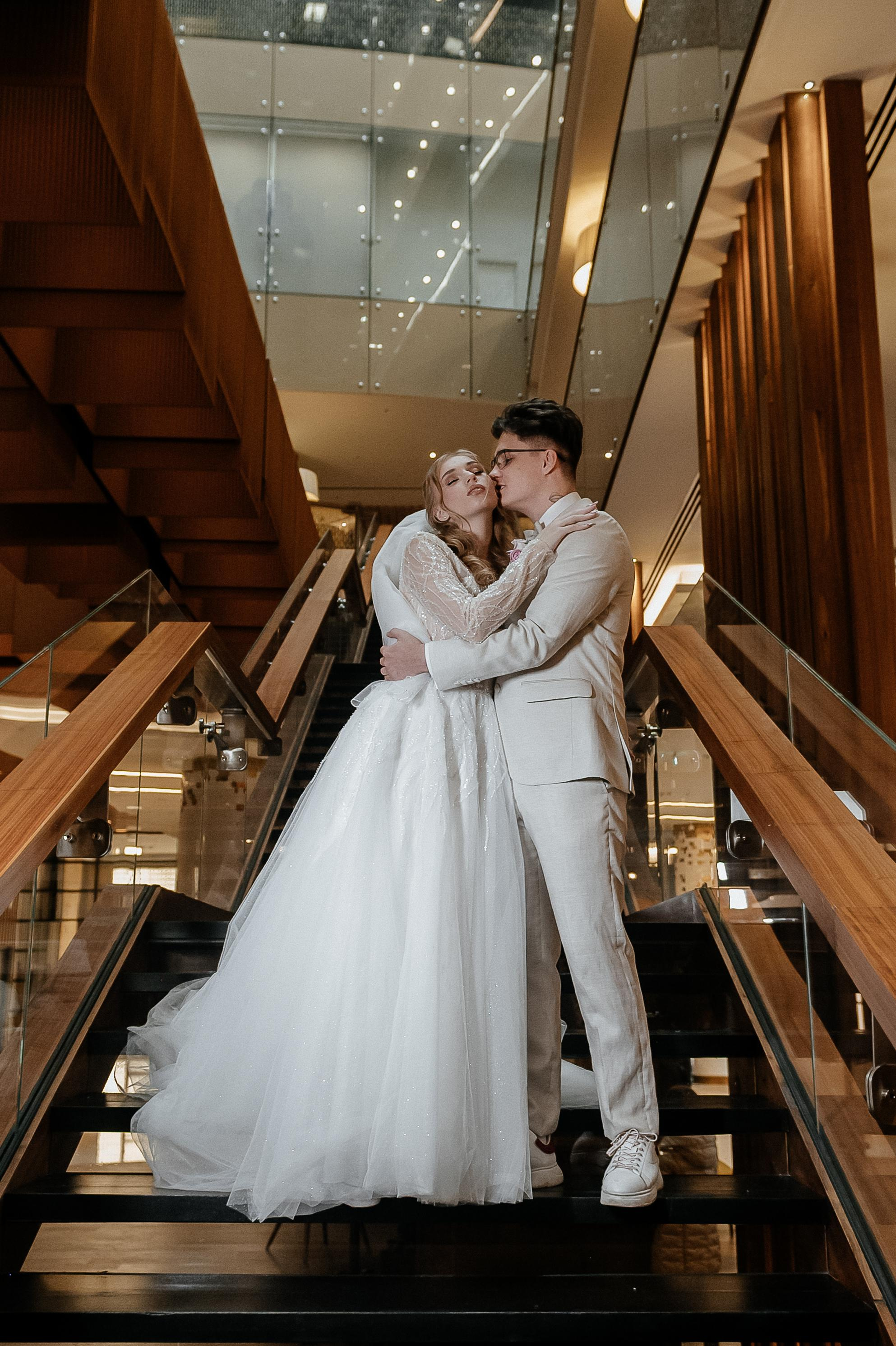 Свадебные сборы Кати и Степана в отеле Radisson Blu Olimpiyskiy. Свадебный фотограф Москва — Сергей и Татьяна