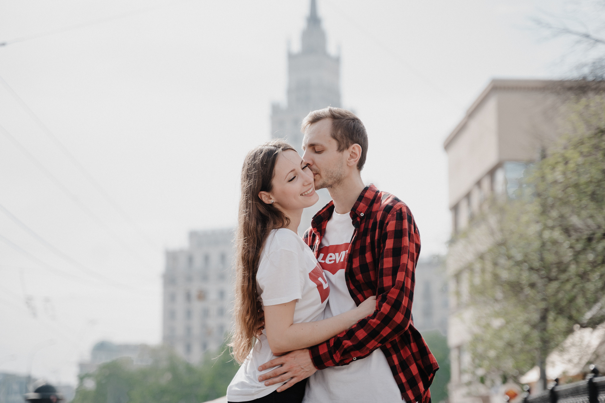Лав стори Маши и Артема в парке им. Баумана в городе Москва. Свадебный фотограф Москва — Сергей и Татьяна