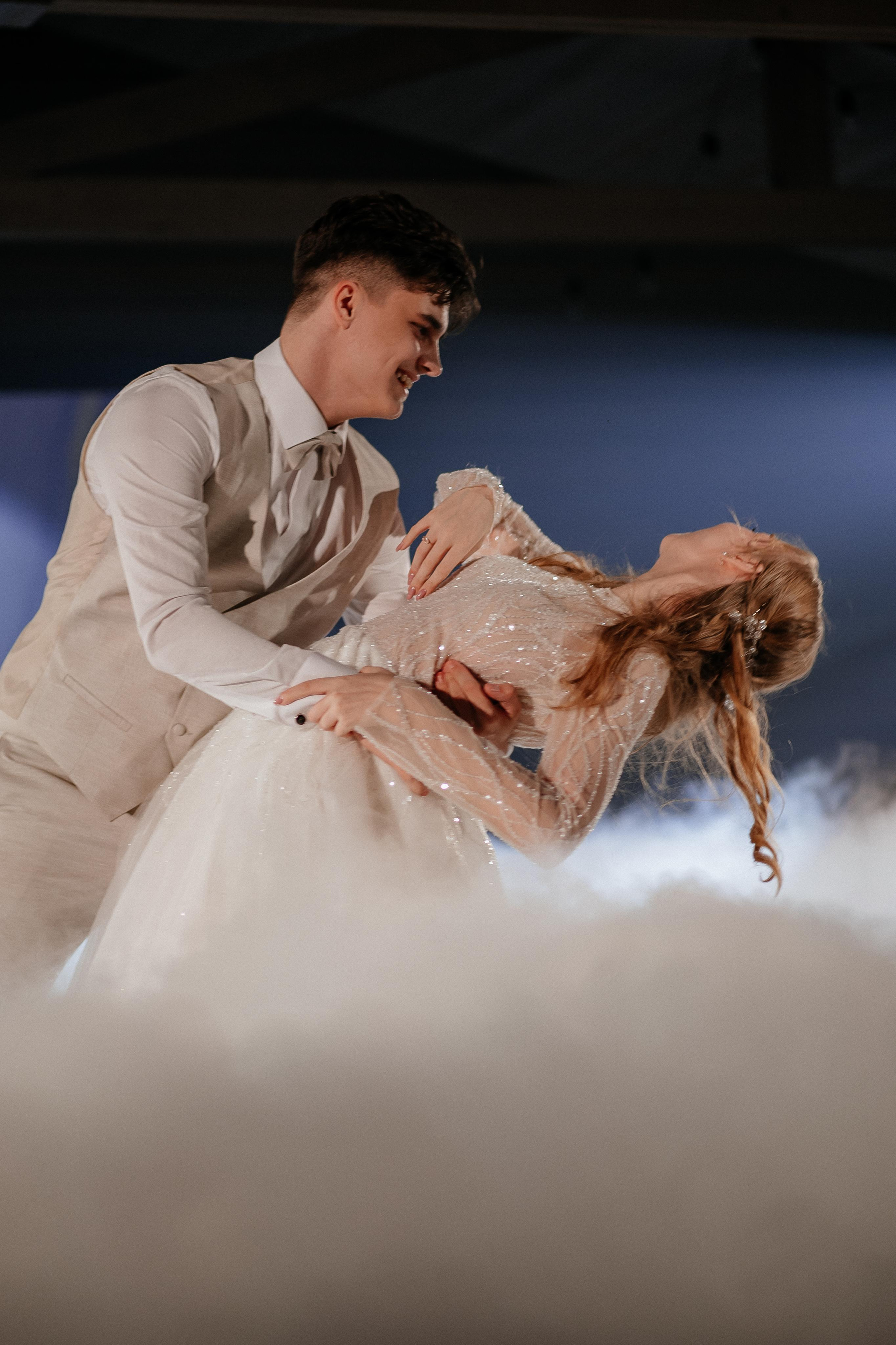 Свадебные сборы Кати и Степана в отеле Radisson Blu Olimpiyskiy. Свадебный фотограф Москва — Сергей и Татьяна