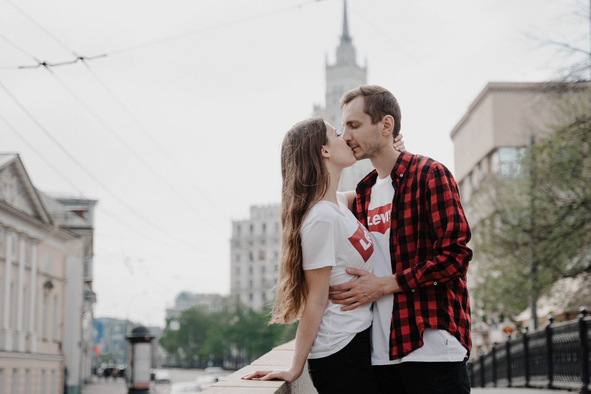 Лав стори Маши и Артема в парке им. Баумана в городе Москва. Свадебный фотограф Москва — Сергей и Татьяна