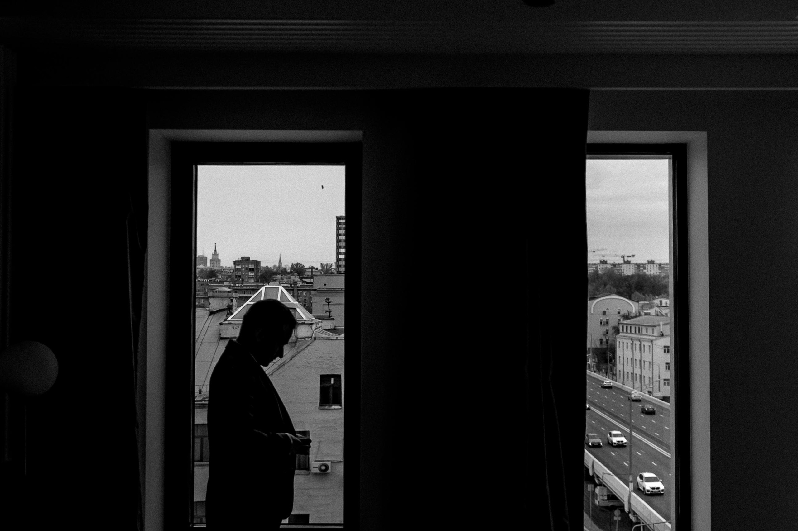 Осенняя свадьба Светы и Миши, со сбора в отеле Movenpic. Свадебный фотограф Москва — Сергей и Татьяна