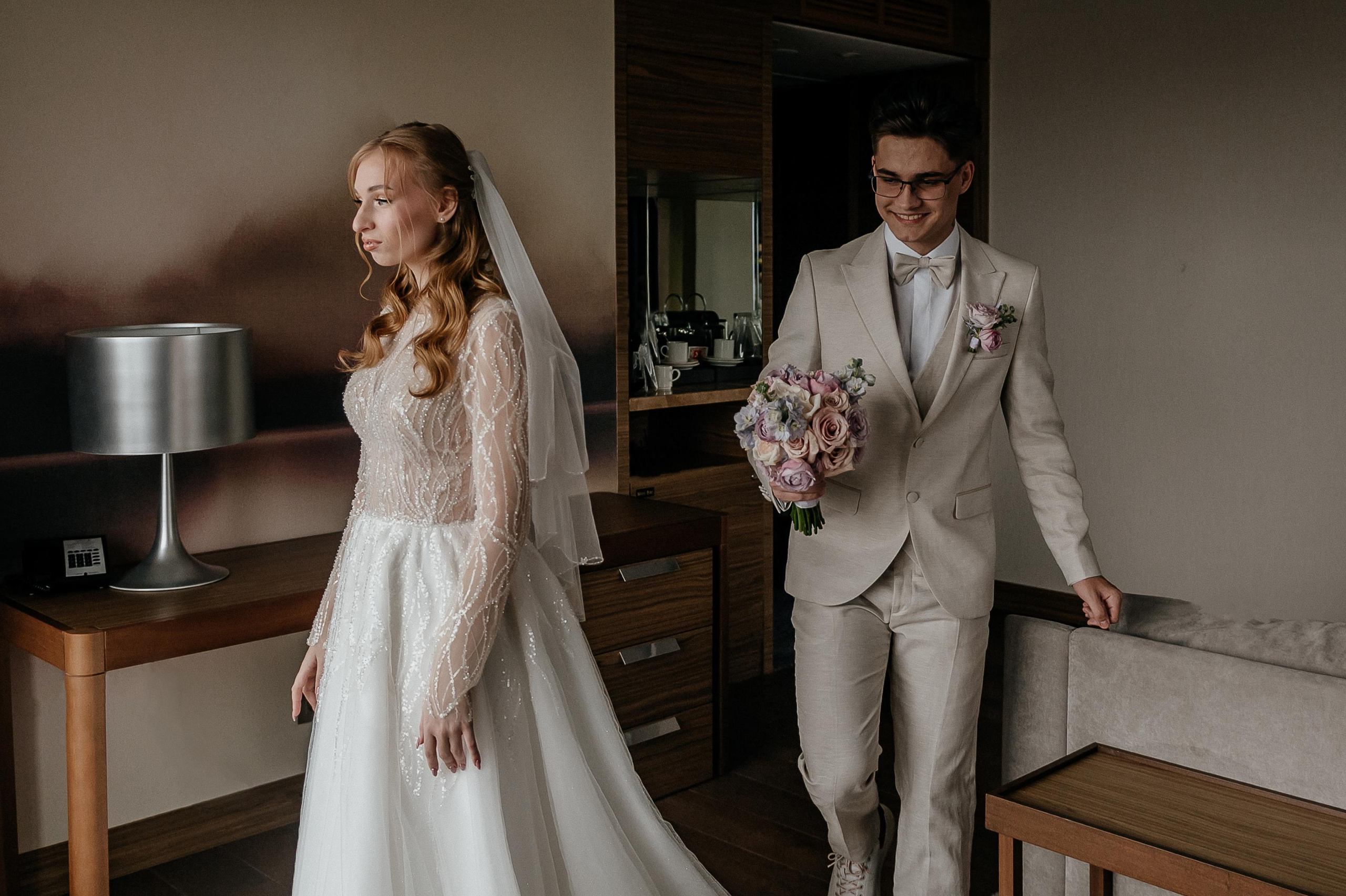 Свадебные сборы Кати и Степана в отеле Radisson Blu Olimpiyskiy. Свадебный фотограф Москва — Сергей и Татьяна