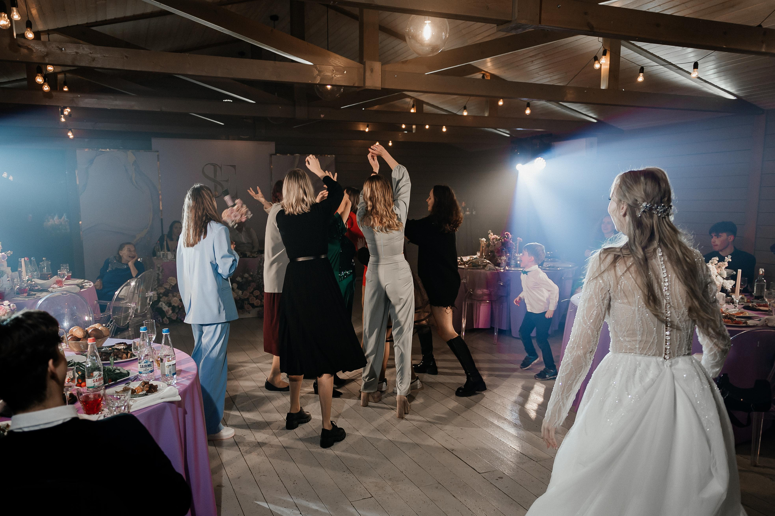 Свадебные сборы Кати и Степана в отеле Radisson Blu Olimpiyskiy. Свадебный фотограф Москва — Сергей и Татьяна