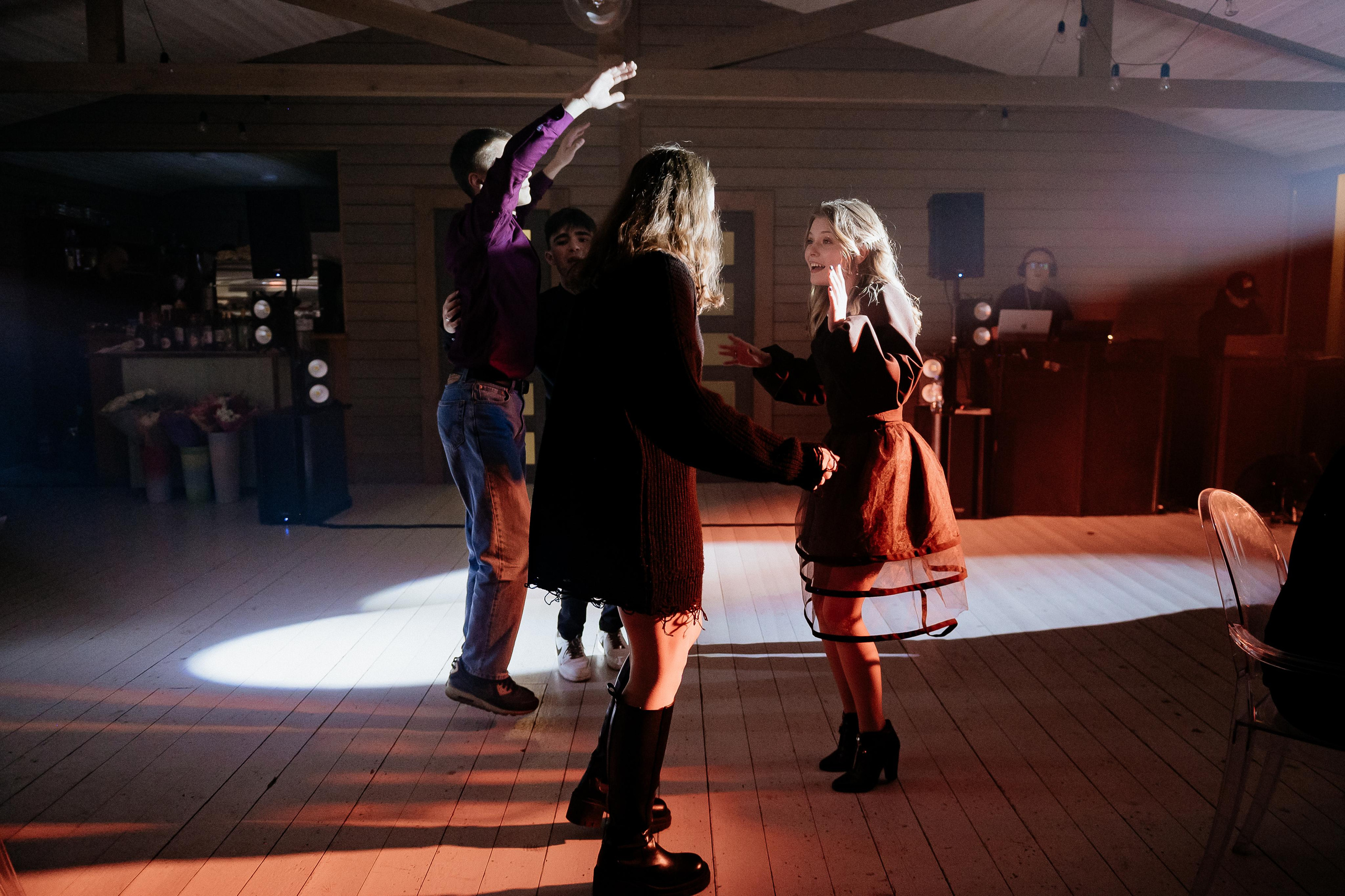 Свадебные сборы Кати и Степана в отеле Radisson Blu Olimpiyskiy. Свадебный фотограф Москва — Сергей и Татьяна