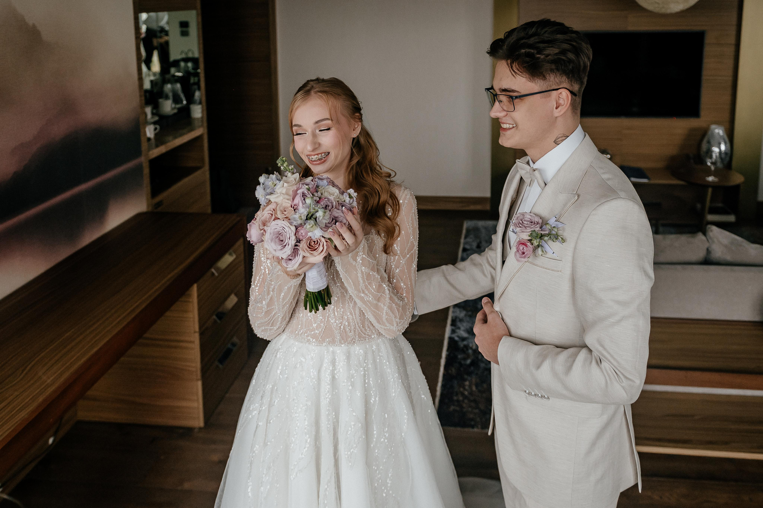 Свадебные сборы Кати и Степана в отеле Radisson Blu Olimpiyskiy. Свадебный фотограф Москва — Сергей и Татьяна