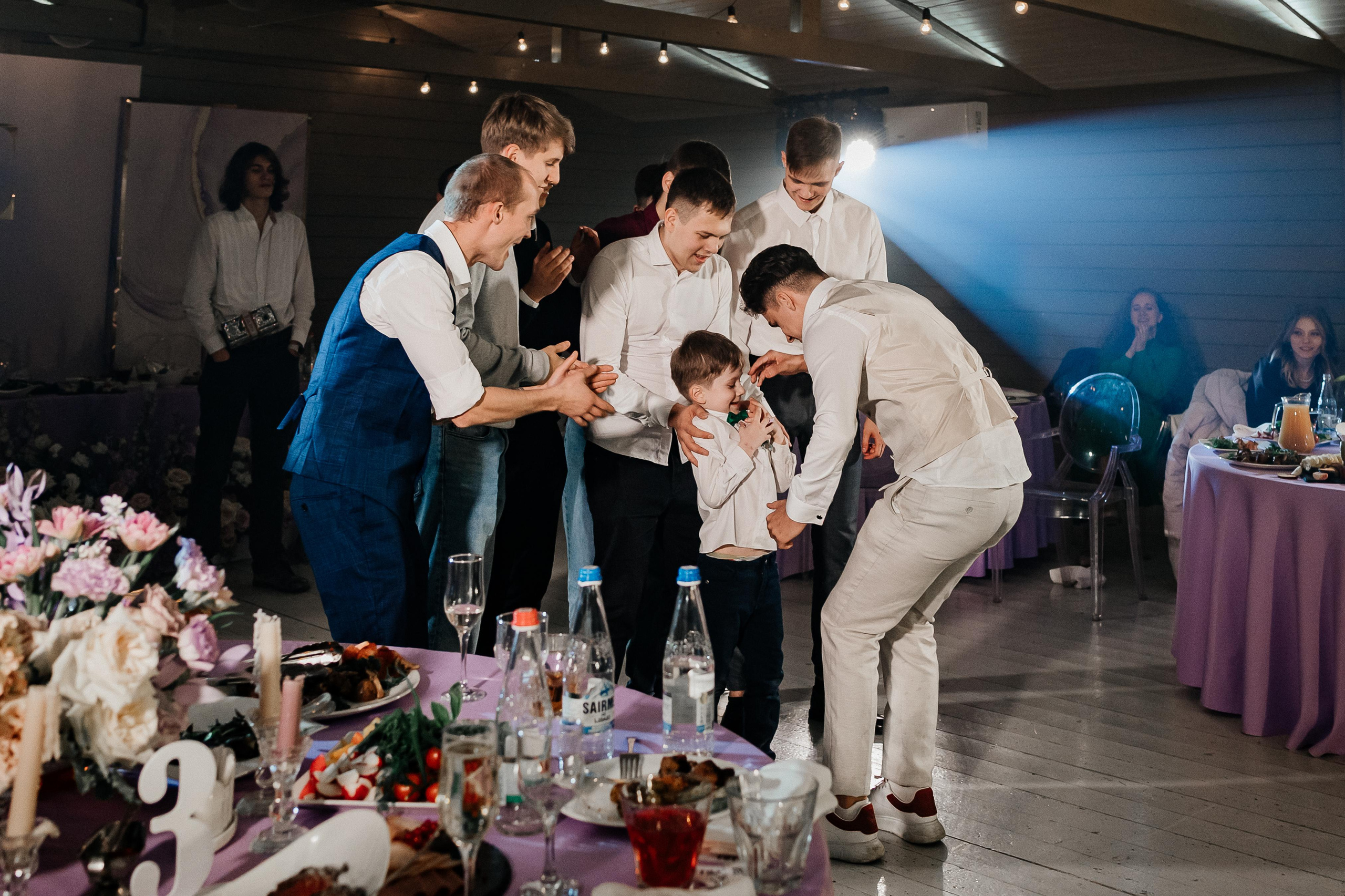 Свадебные сборы Кати и Степана в отеле Radisson Blu Olimpiyskiy. Свадебный фотограф Москва — Сергей и Татьяна