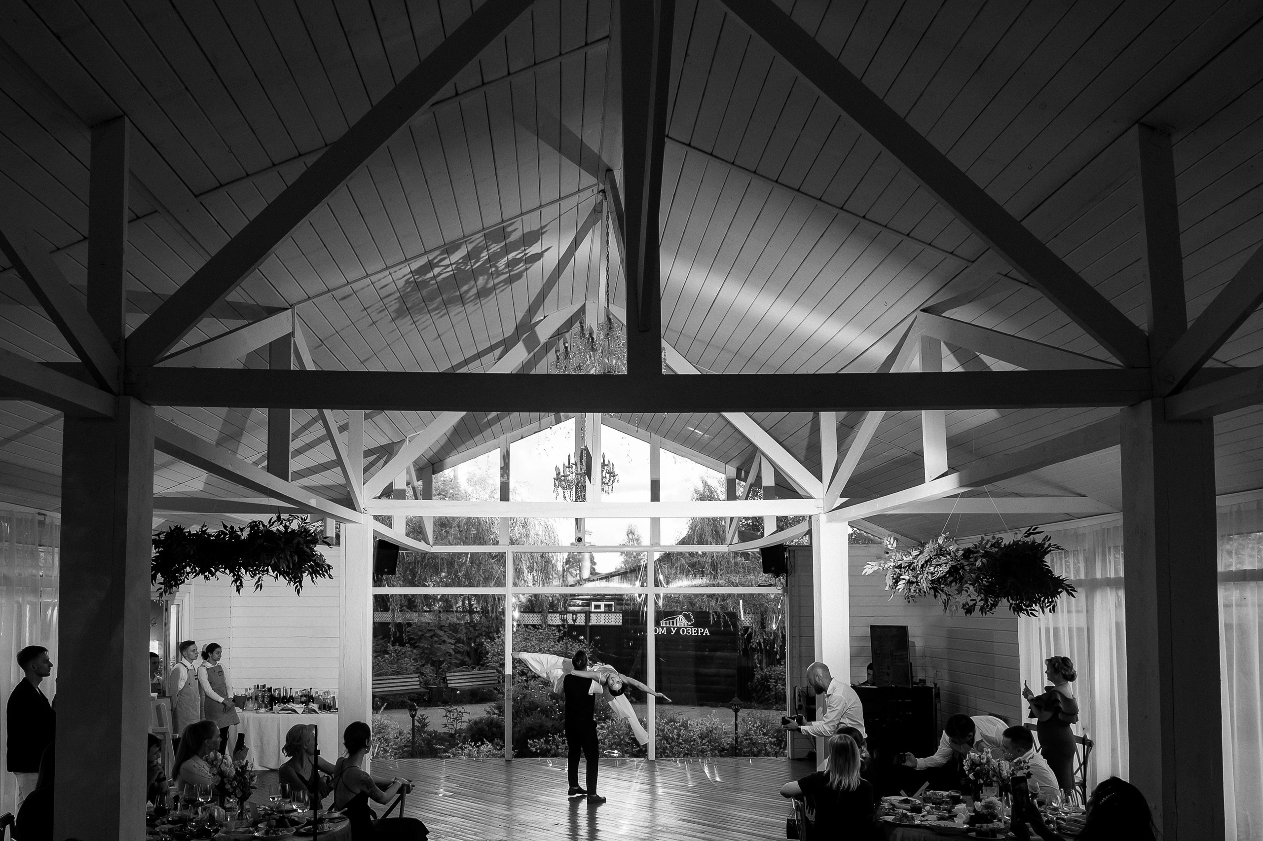 Свадебный танец дом у озера