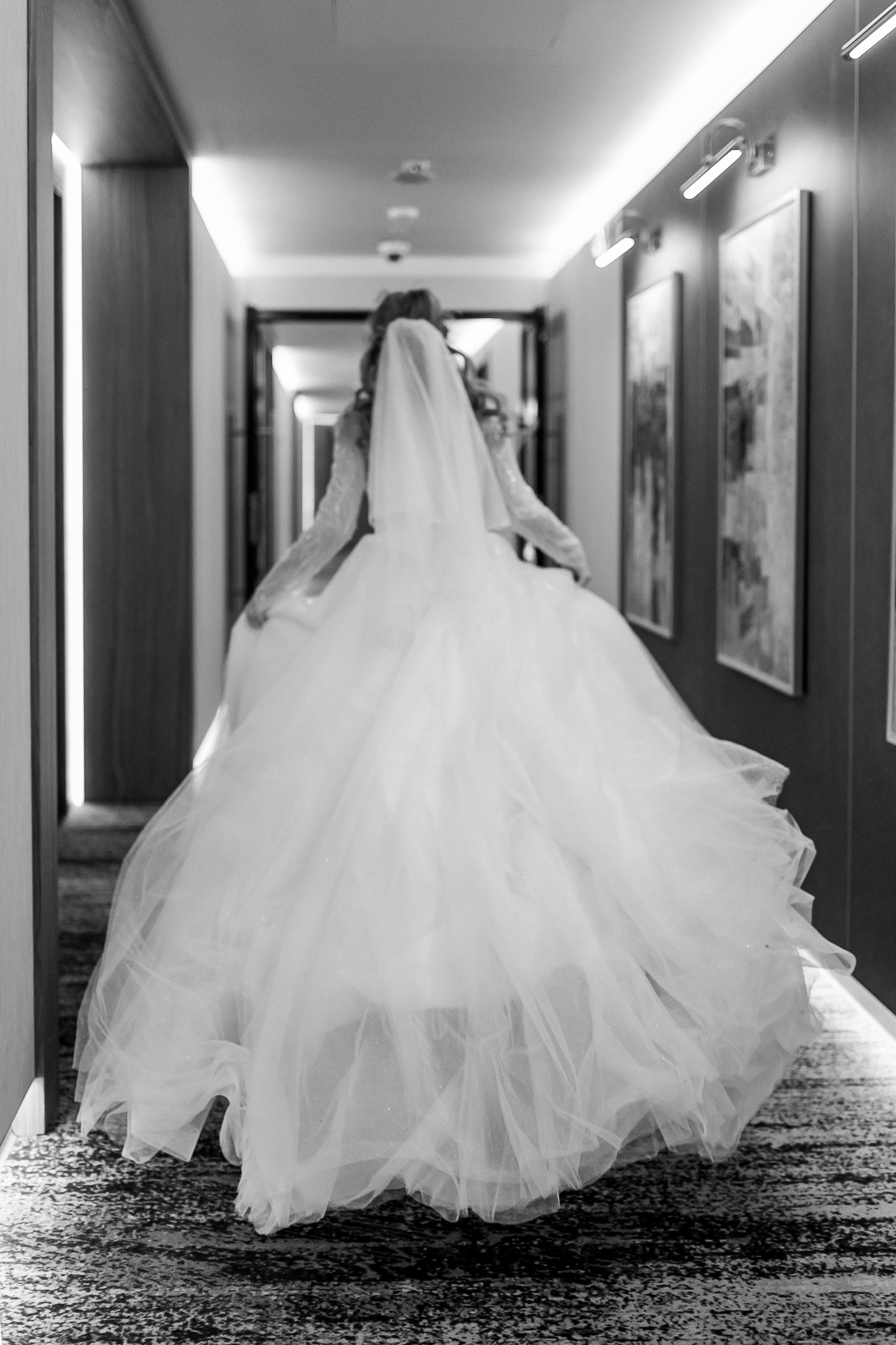 Свадебные сборы Кати и Степана в отеле Radisson Blu Olimpiyskiy. Свадебный фотограф Москва — Сергей и Татьяна