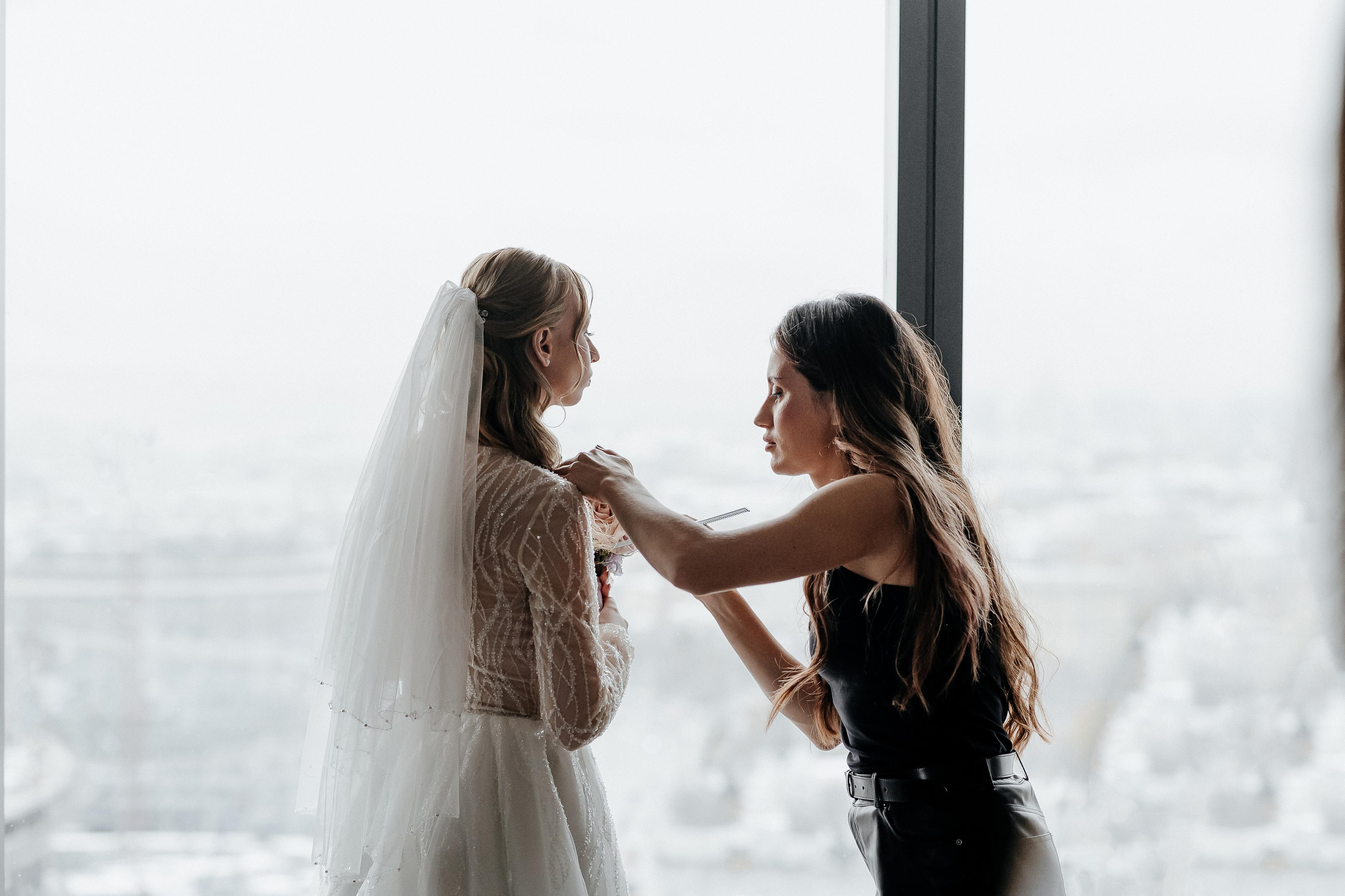 Свадебные сборы Кати и Степана в отеле Radisson Blu Olimpiyskiy. Свадебный фотограф Москва — Сергей и Татьяна