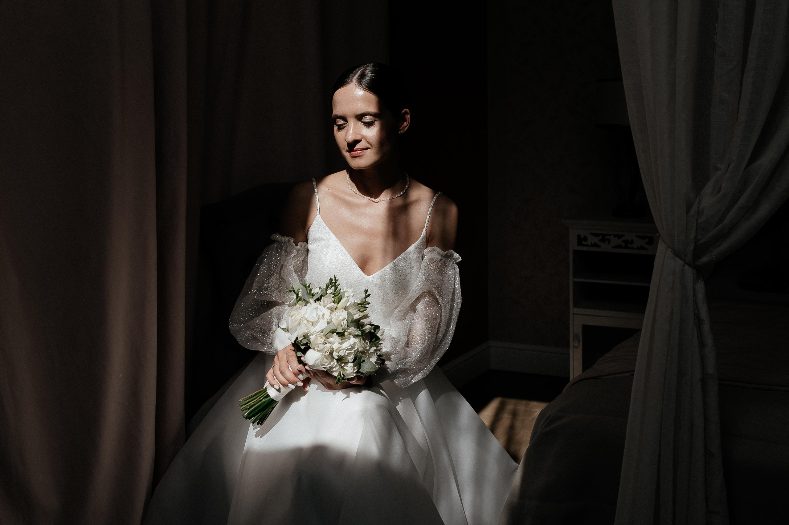 Портрет невесты на свадебной площадке дом у озера