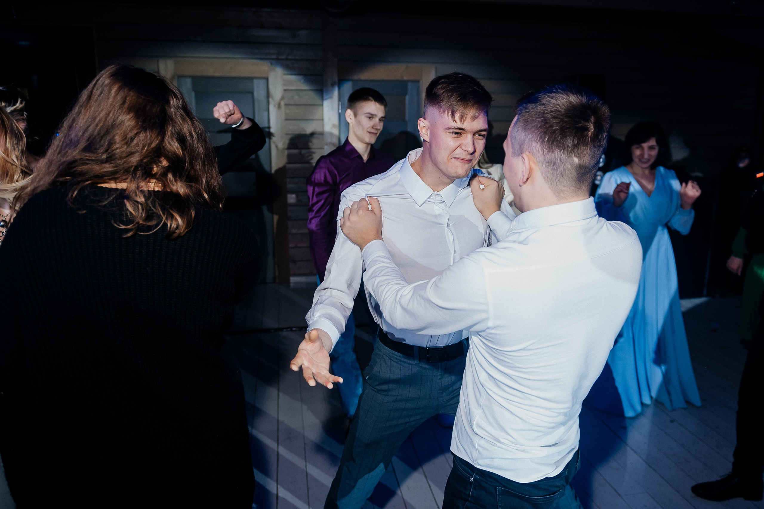 Свадебные сборы Кати и Степана в отеле Radisson Blu Olimpiyskiy. Свадебный фотограф Москва — Сергей и Татьяна