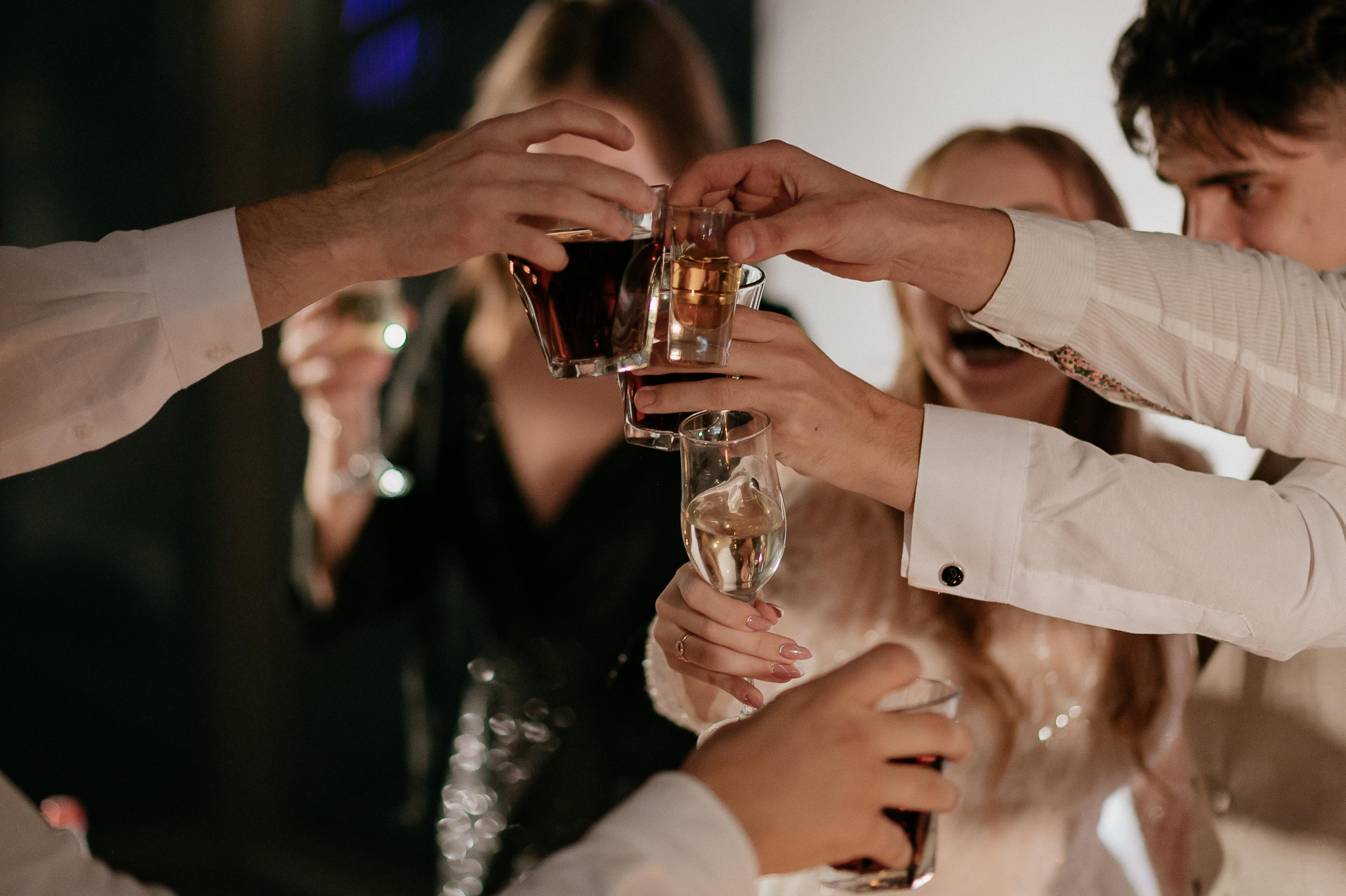 Свадебные сборы Кати и Степана в отеле Radisson Blu Olimpiyskiy. Свадебный фотограф Москва — Сергей и Татьяна