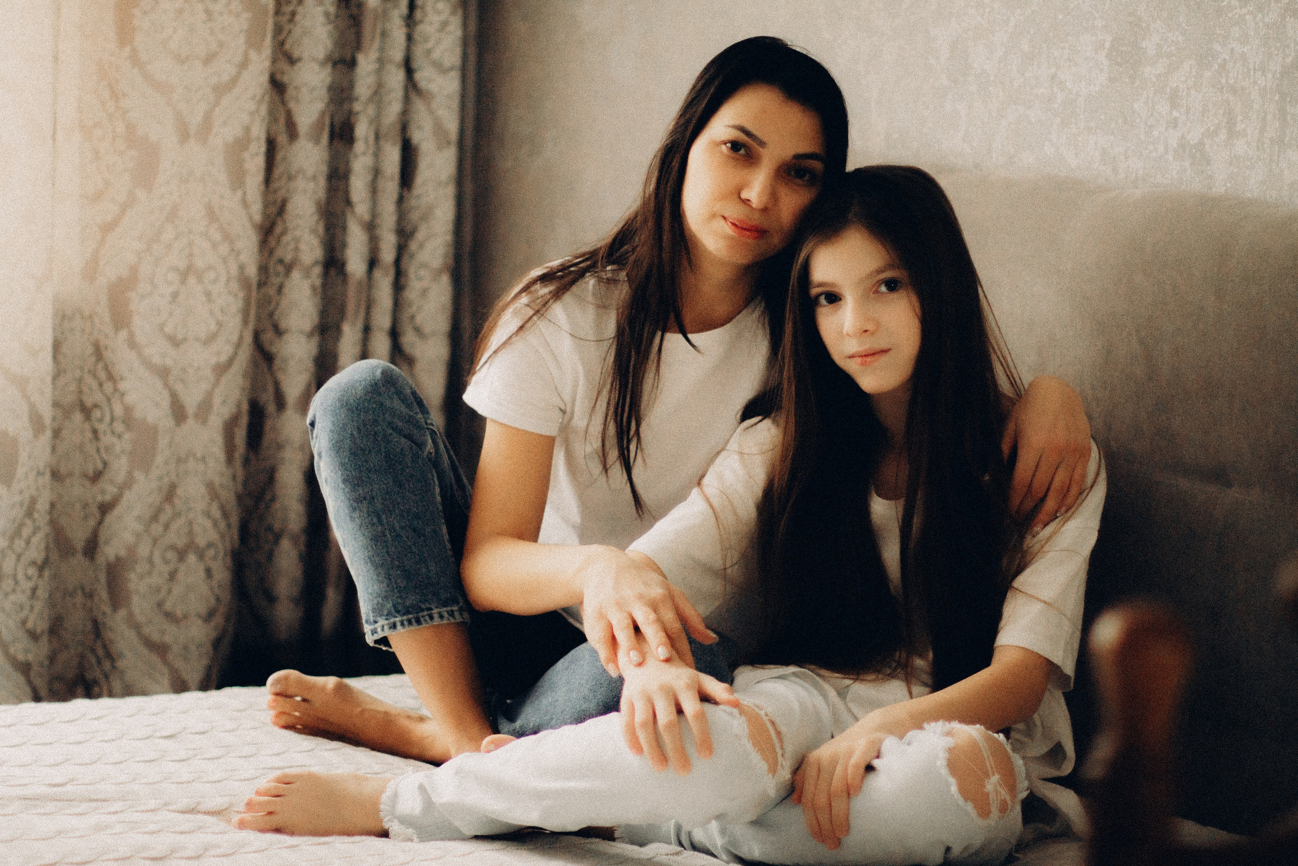 Фотография мамы дочки на кровати, домашняя фотосессия