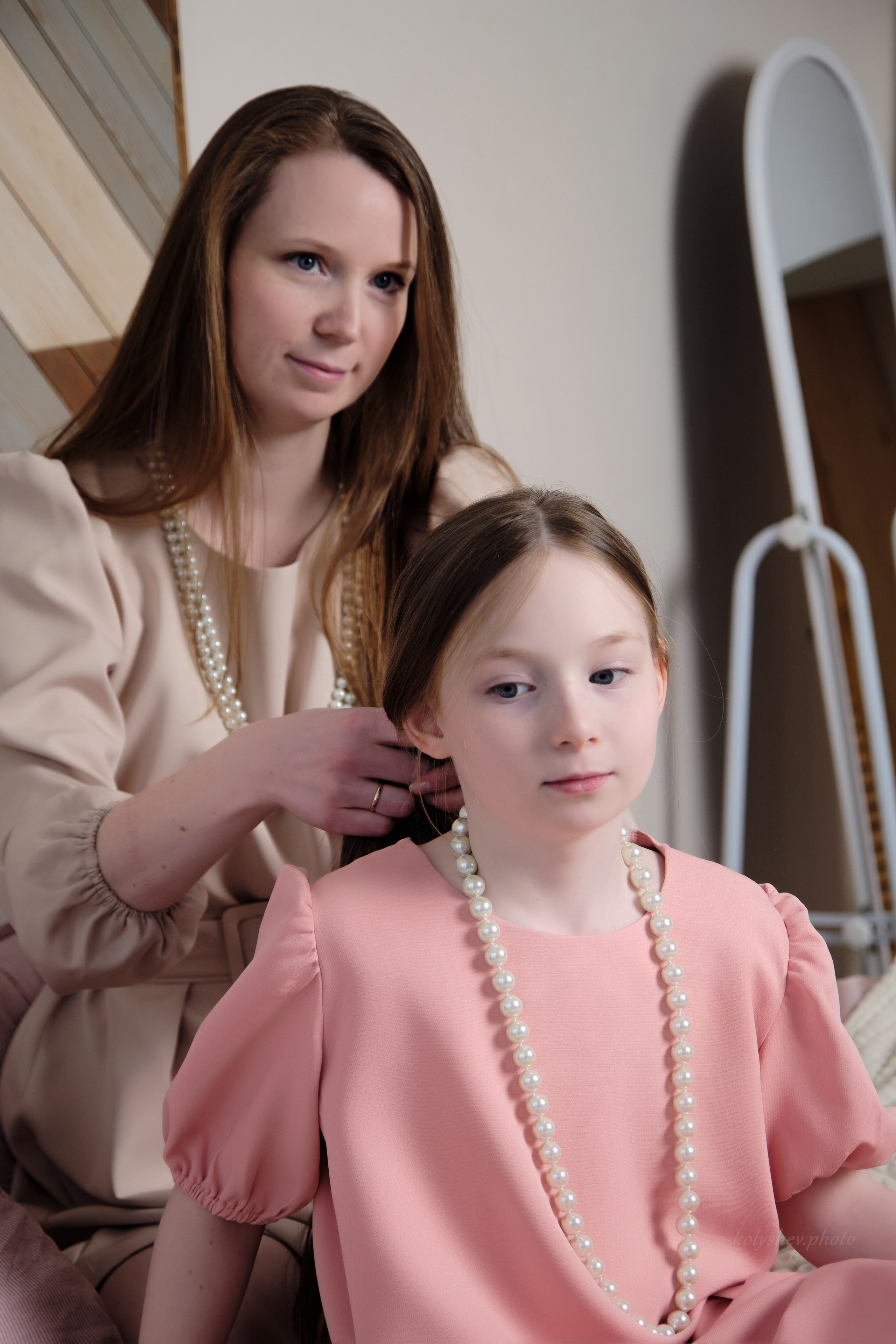 Семейная фотосессия мамы и дочки Надя. Портретный фотограф на новый год в Москве Виктория Колышева