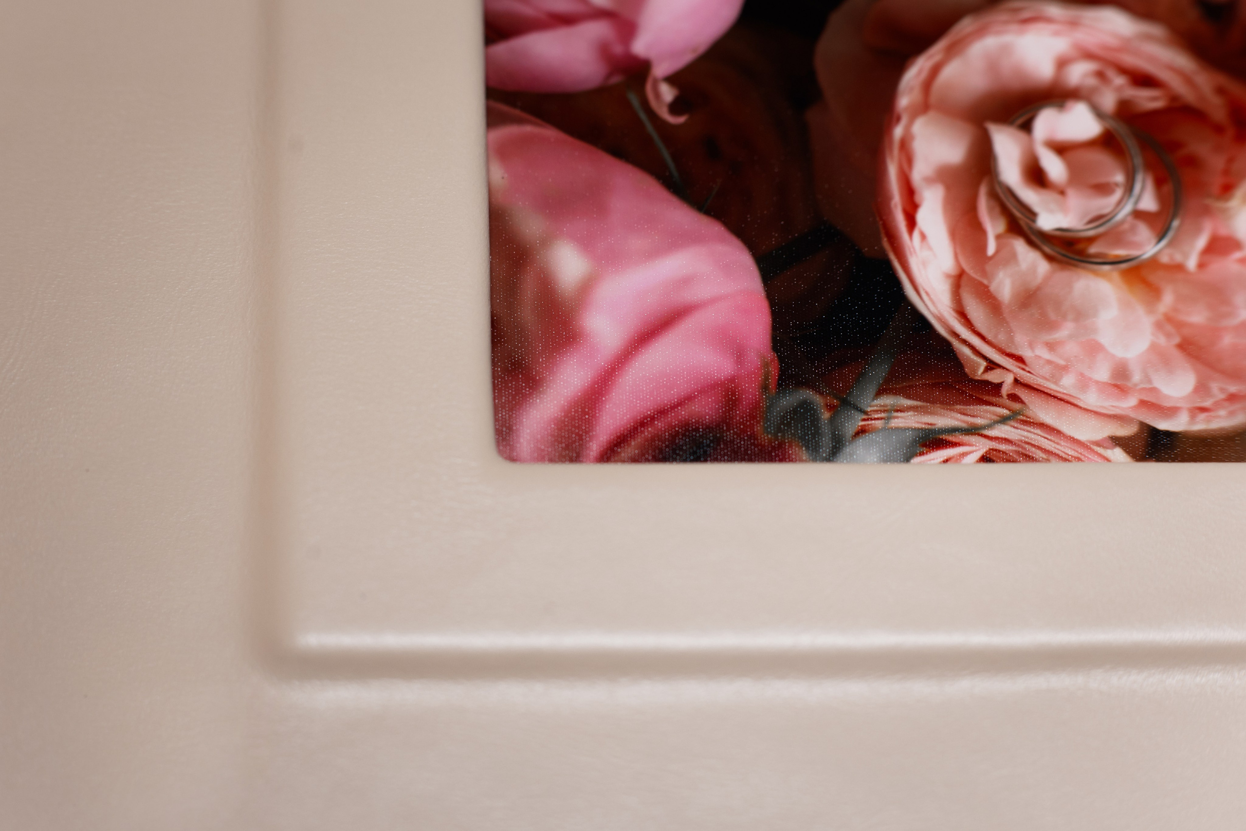 Фотография в объемной рамочке из кожи