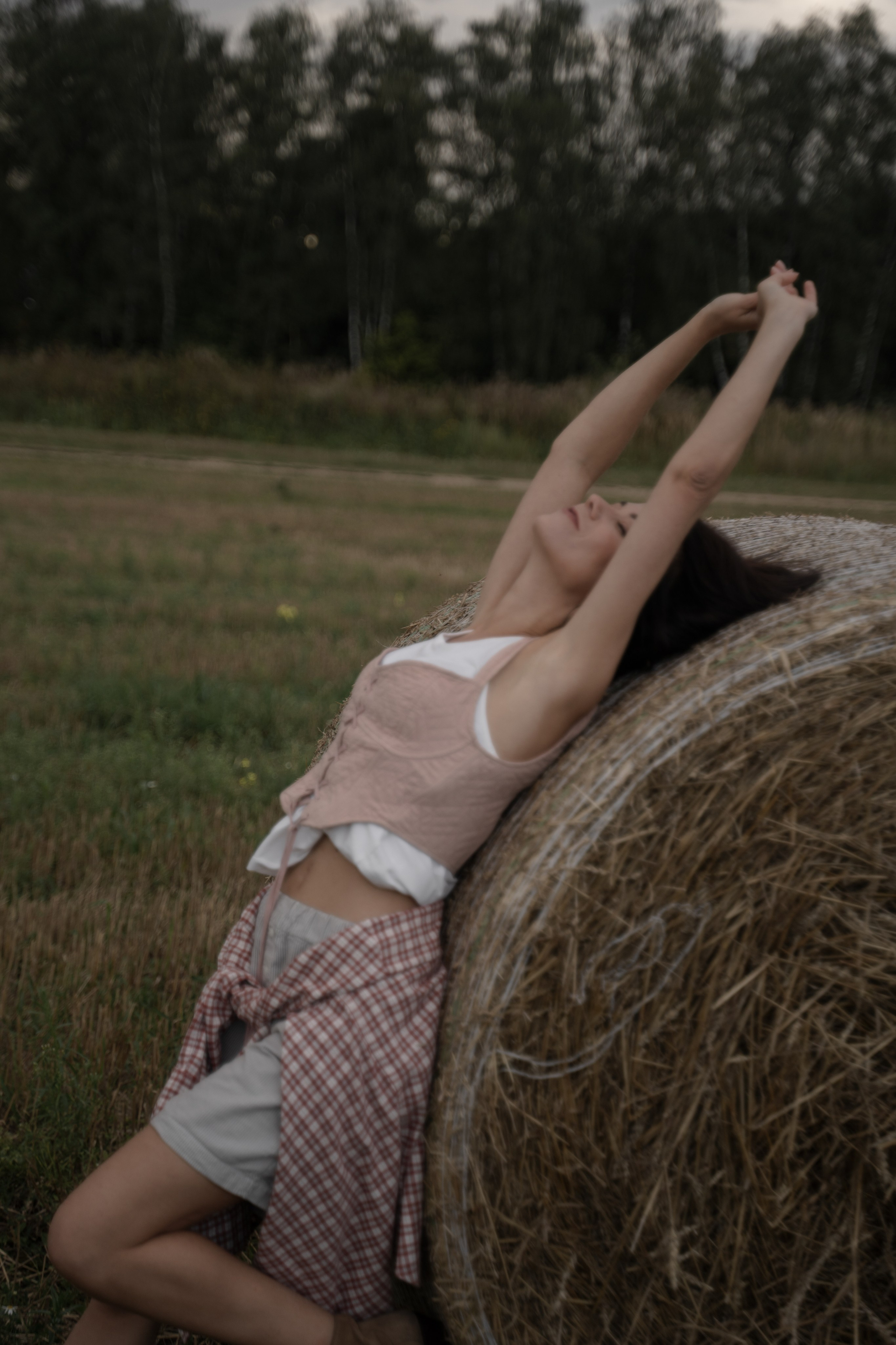 Фешн фотосессия девушки на фоне стога в поле, фотограф в москве. 