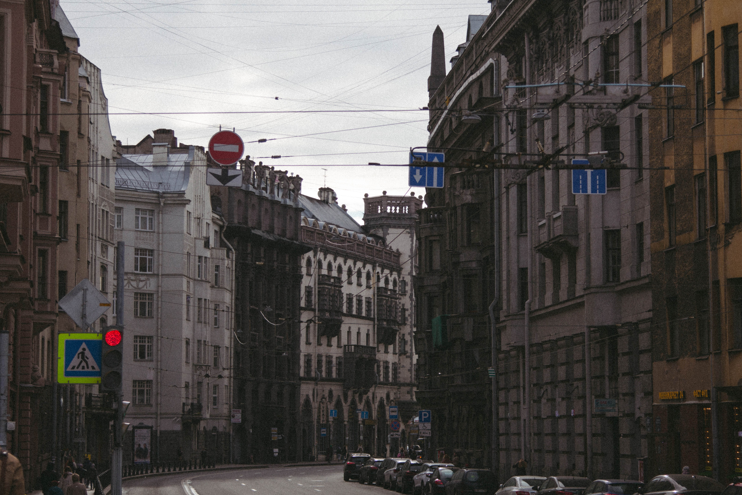 Некоторые фотографии обработаны "под пленку", поэтому могут немного выбиваться из серии.