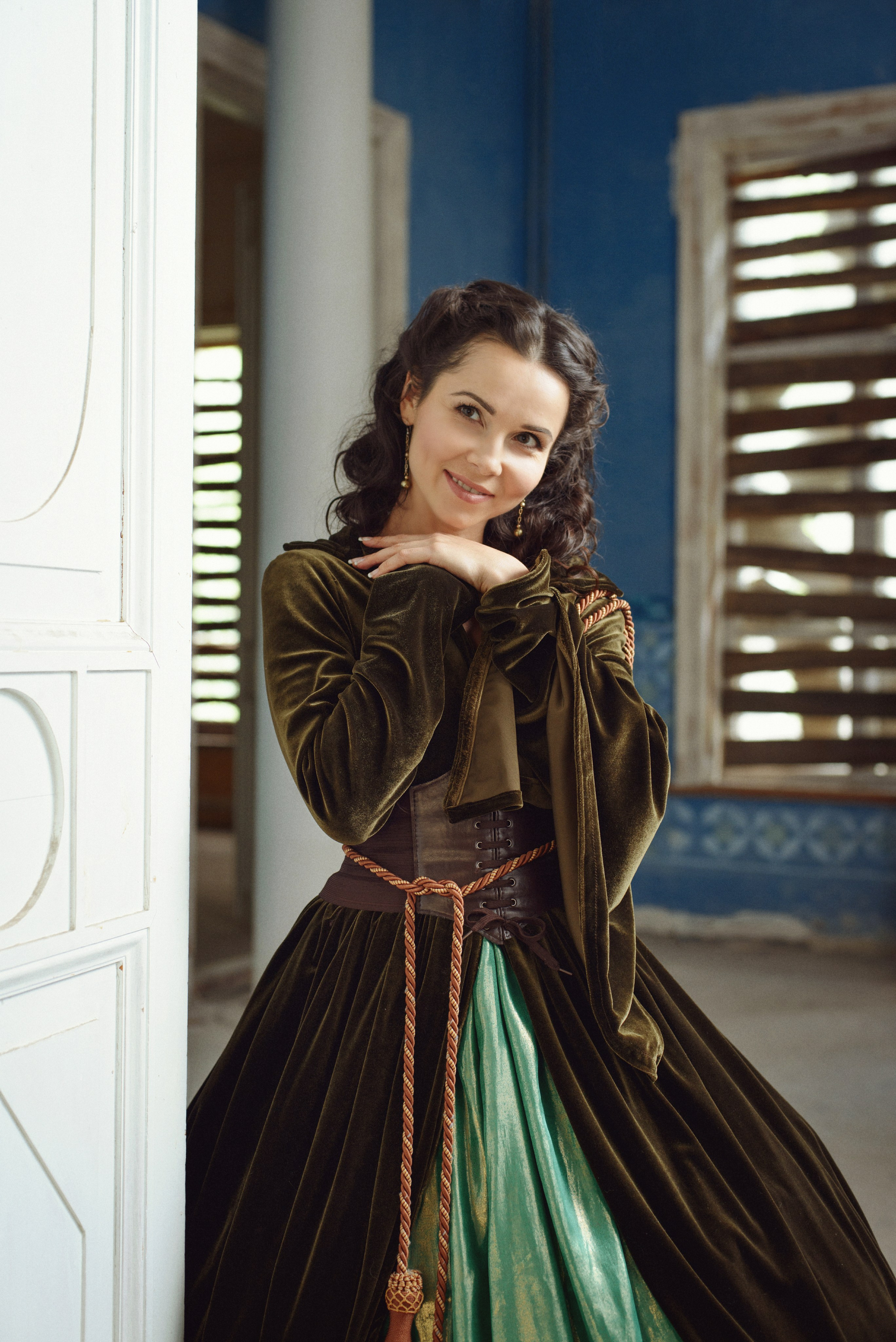 Фото как кино Унесенные ветром девушки похожей на Скарлет О'Хара в зеленом платье 