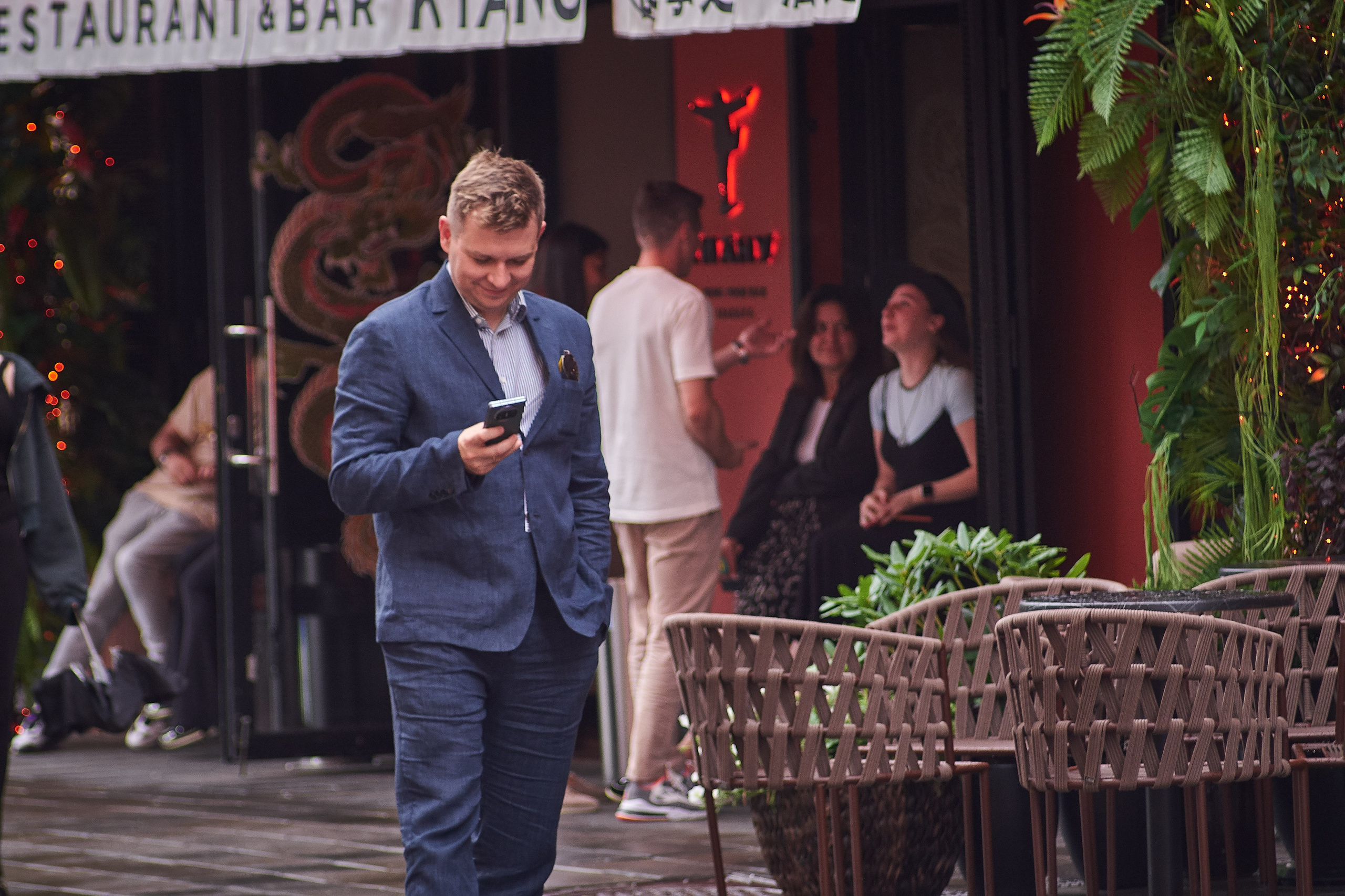 Уличный мужской портрет "Приятная новость" - фотограф Виталий Дени