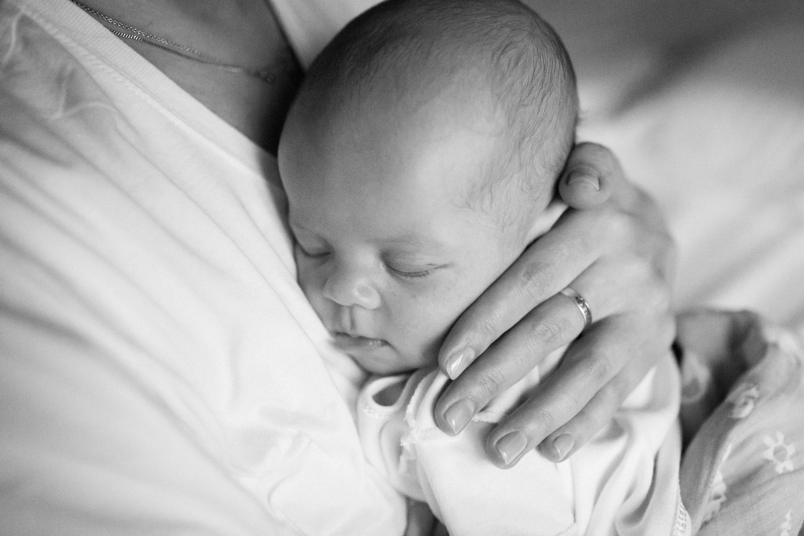 Черно-белая съемка новорожденной. Фотографы в Москве Светлана Устинова и Сергей Грачев
